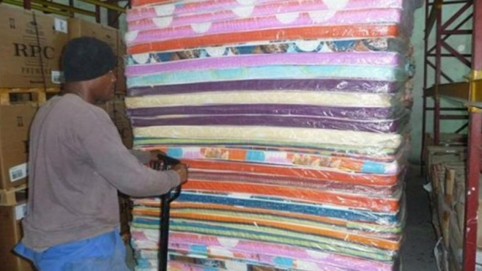 Régimen vende colchones donados a Cuba para damnificados 