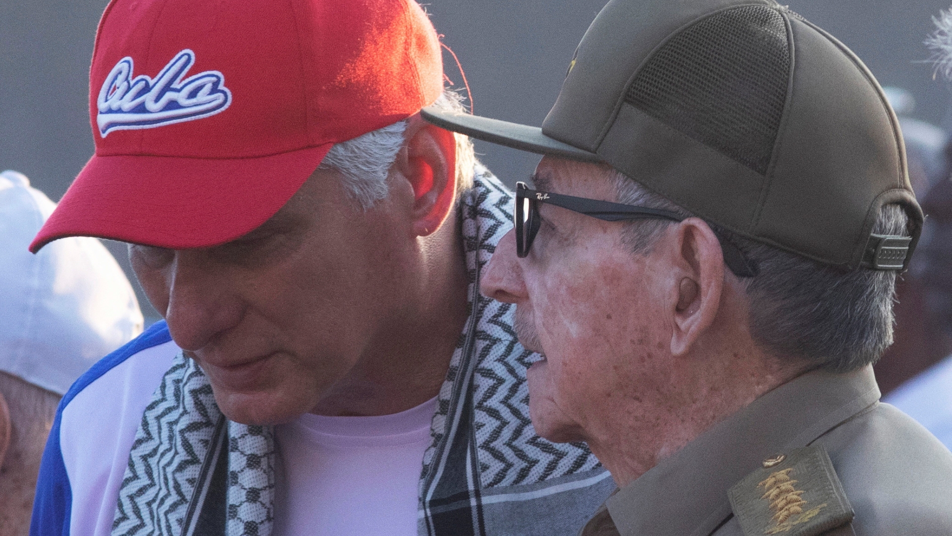 Raúl Castro va al desfile del 1 de mayo con espejuelos Ray-Ban