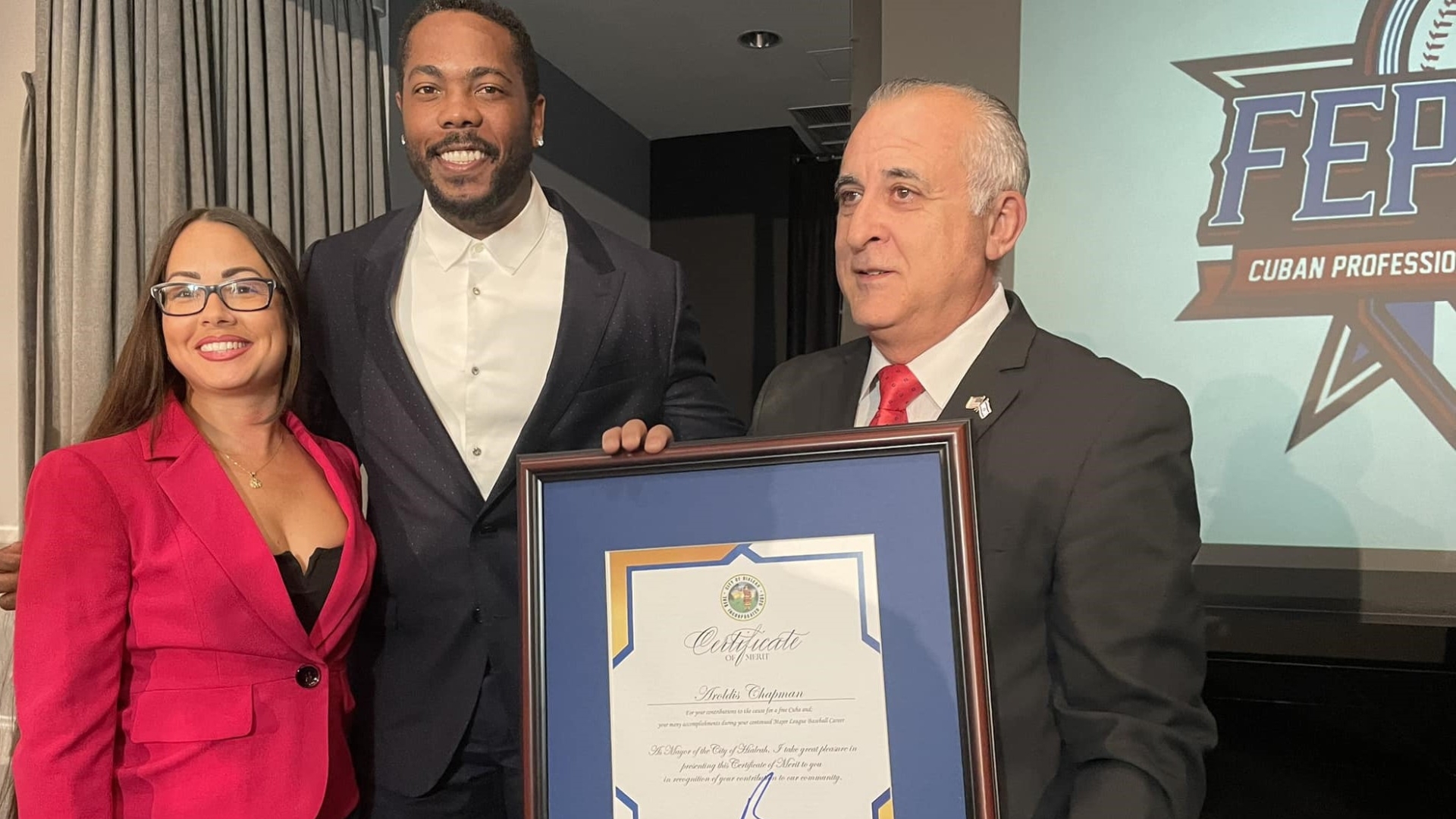 Reconocen en Hialeah a pelotero cubano Aroldis Chapman 