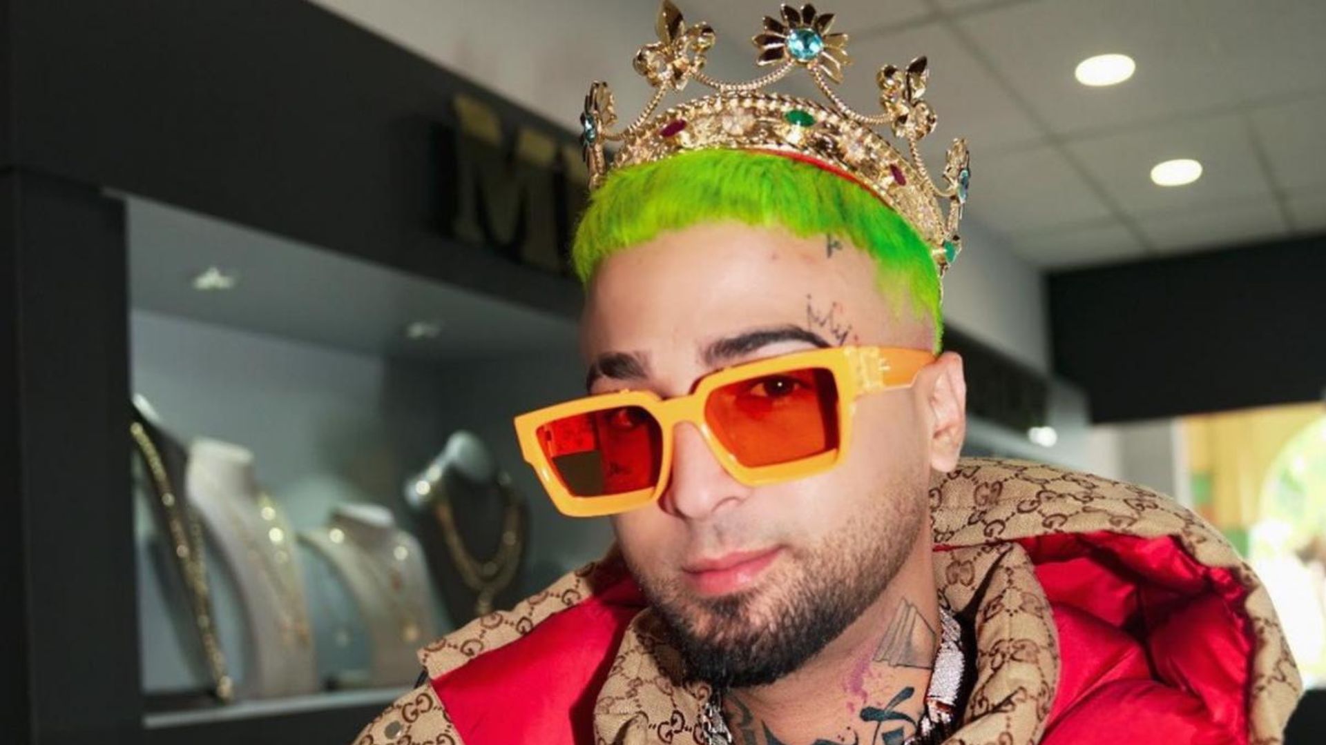 Reguetonero cubano Ovi intentó repartir dinero como Tekashi y lo detuvieron