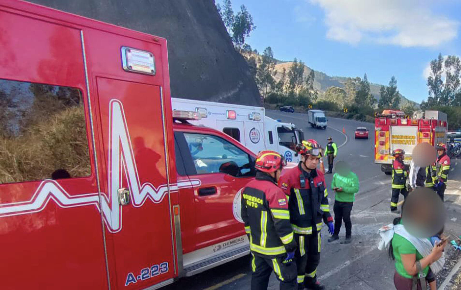 Reportan 9 muertos y más de una decena de heridos en accidente de autobús en Ecuador