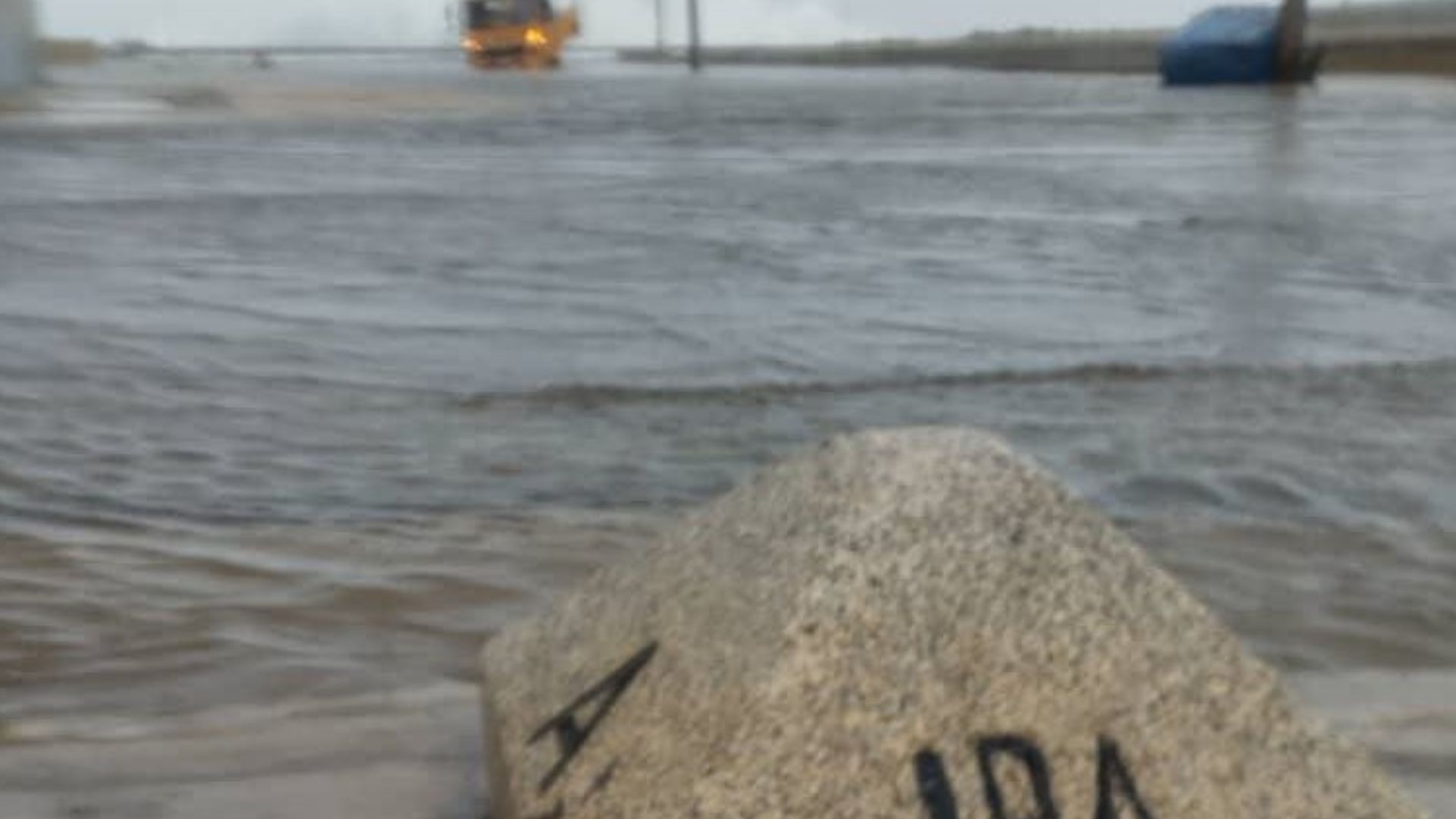 Reportan inundaciones costeras en zonas bajas del malecón habanero