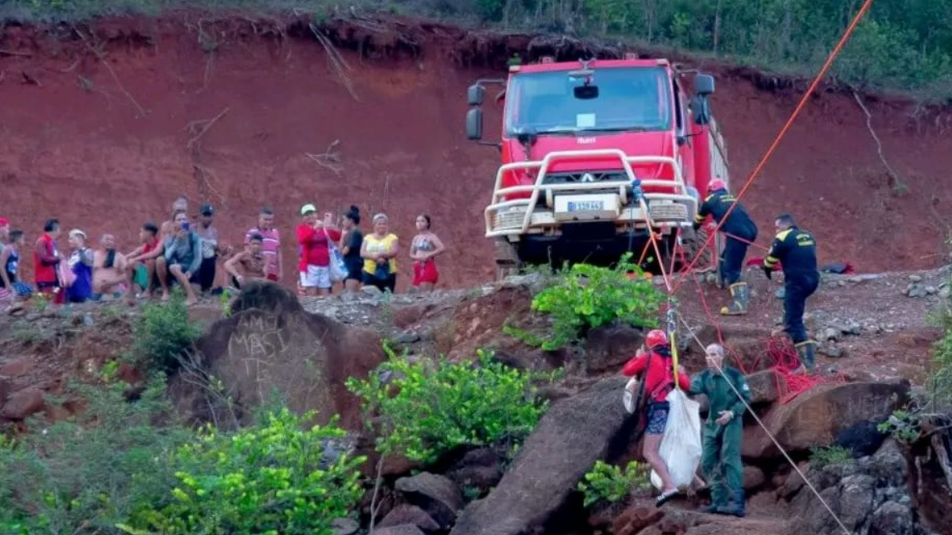 Rescatan a 10 personas por crecida de río en Holguín
