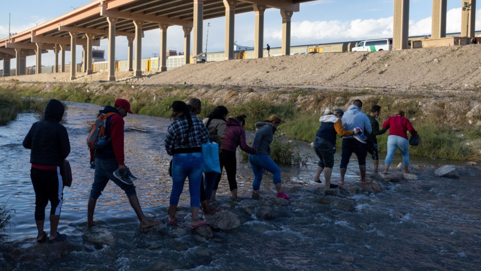 Rescatan a 140 migrantes que quedaron varados en el Río Grande