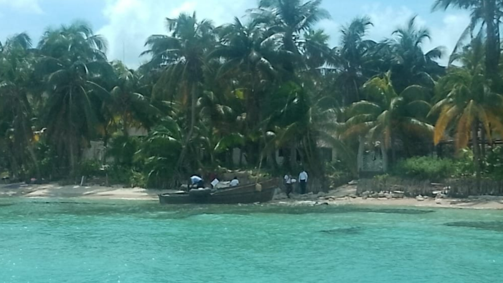 Rescatan a 15 balseros cubanos en Punta Cancún