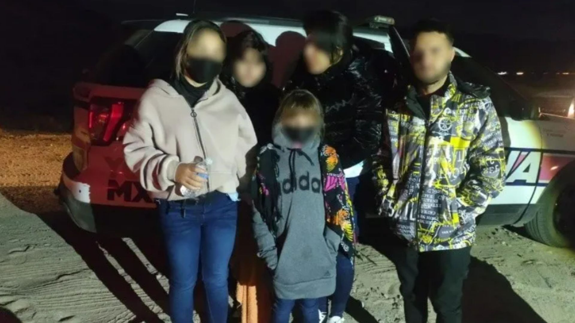 Rescatan a familia cubana que fue abandonada por coyotes en México