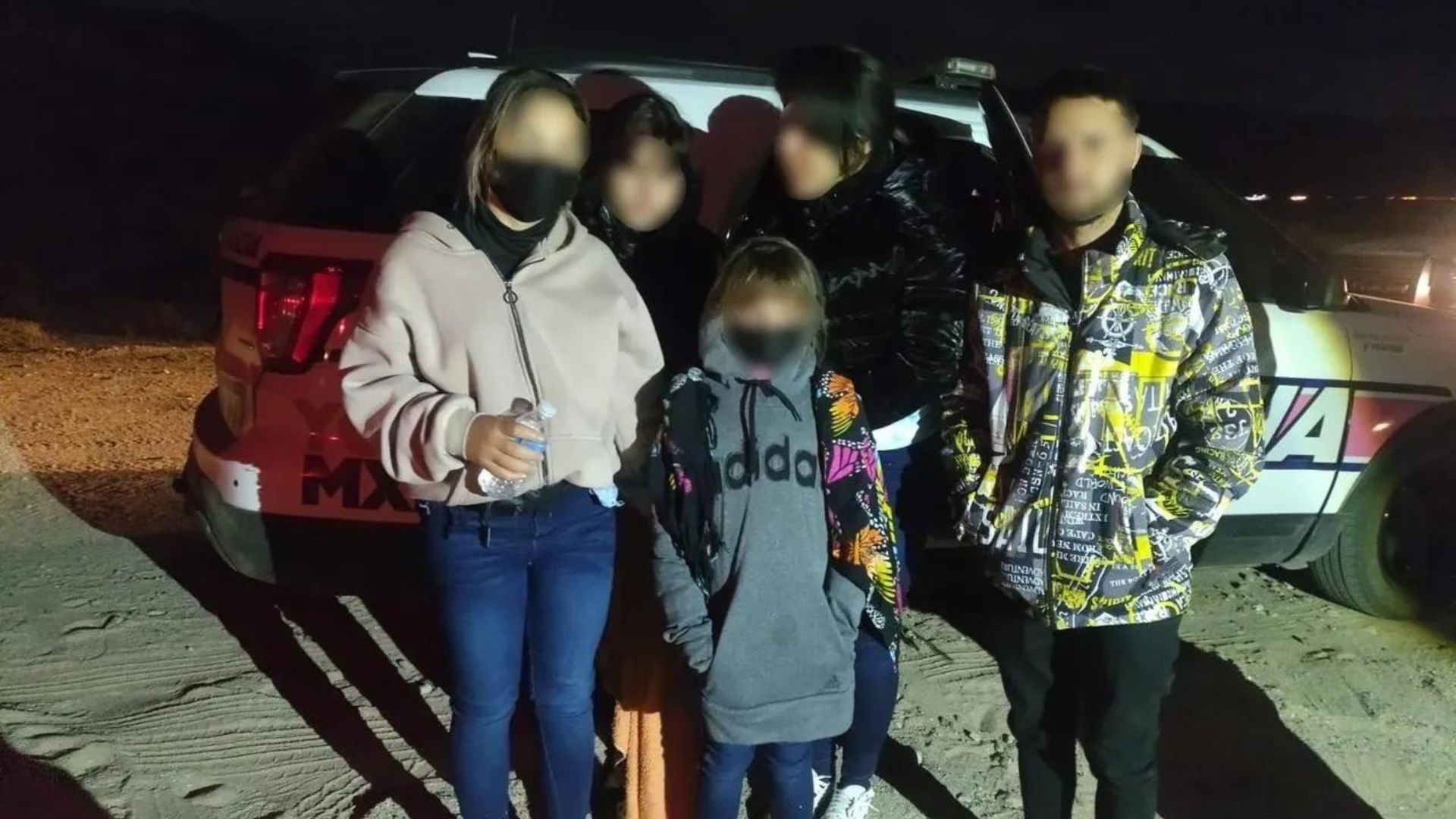 Rescatan a familia de migrantes cubanos deambulando por desierto de México
