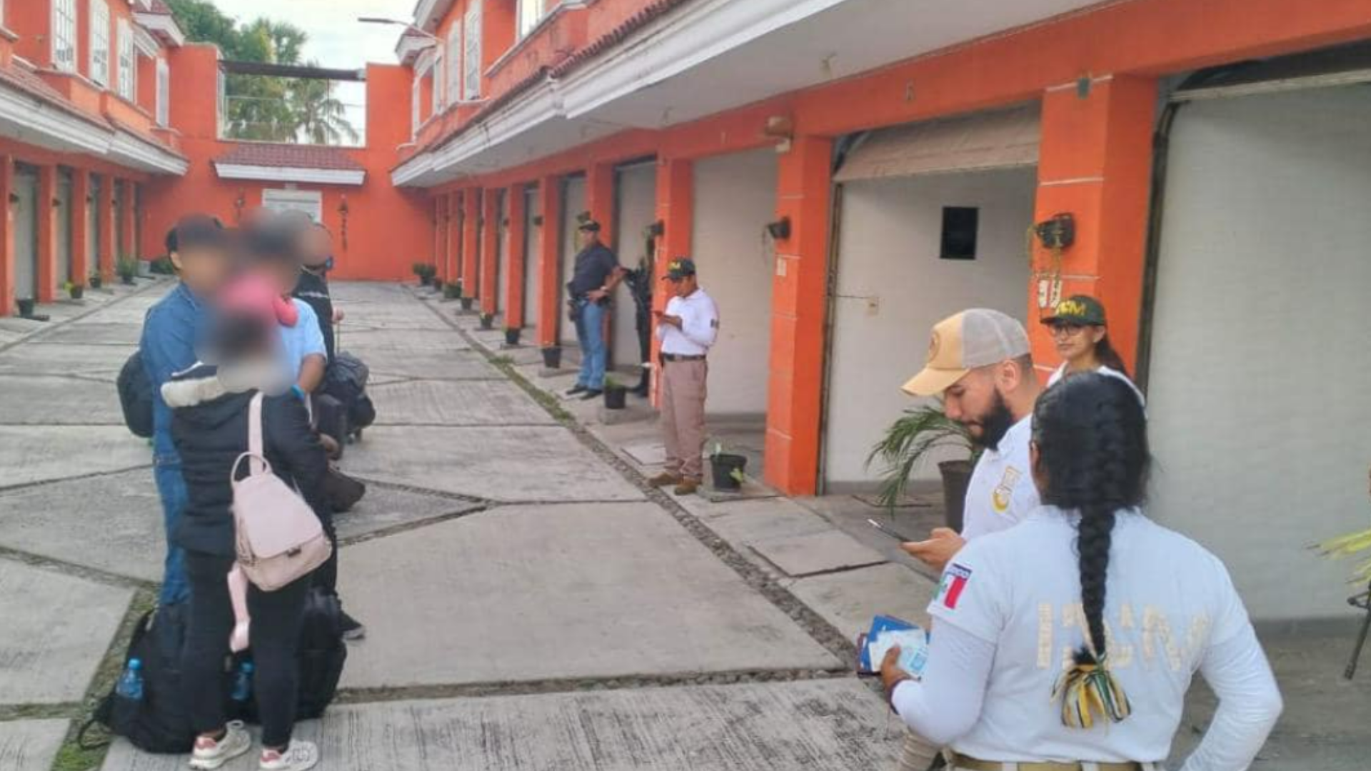 Rescatan a migrantes cubanos en un hotel en Chiapas, México