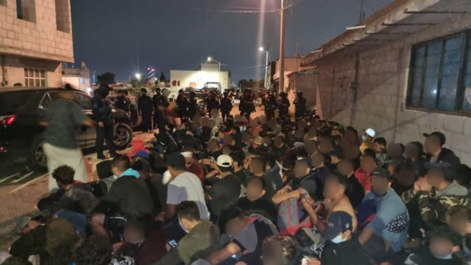 Rescatan a migrantes cubanos encerrados “sin luz ni ventilación” por coyotes en México