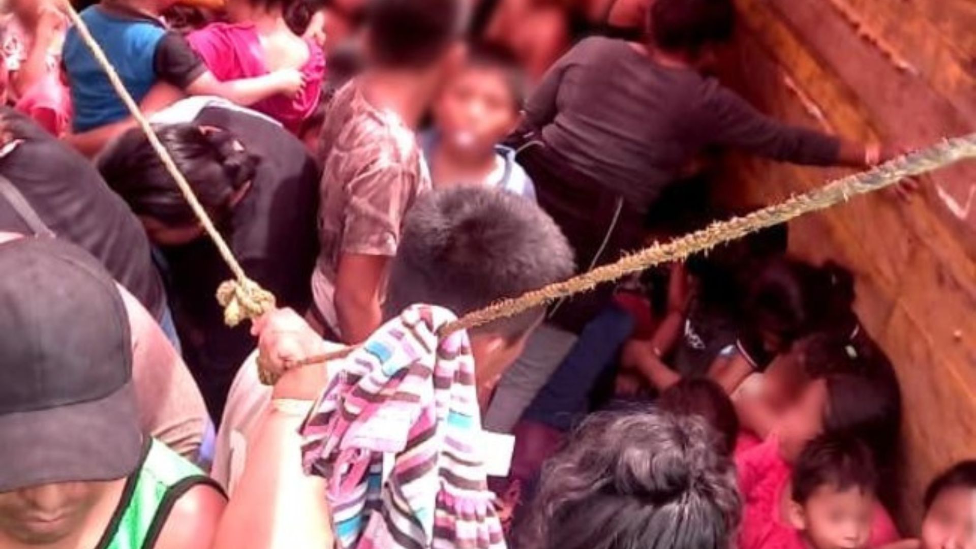 Rescatan a migrantes cubanos hacinados en un camión en México