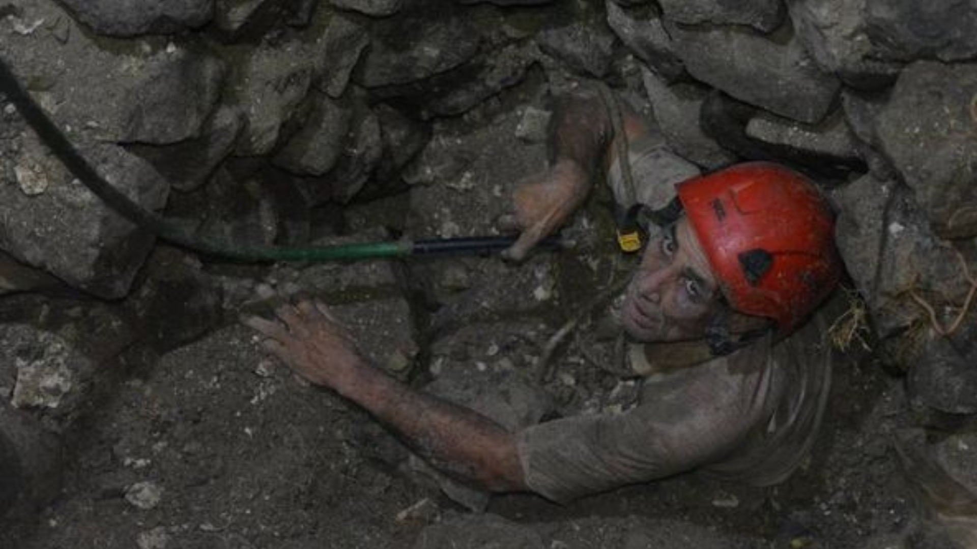 Rescatan con vida a holguinero de 63 años que cayó en un pozo de 45 pies