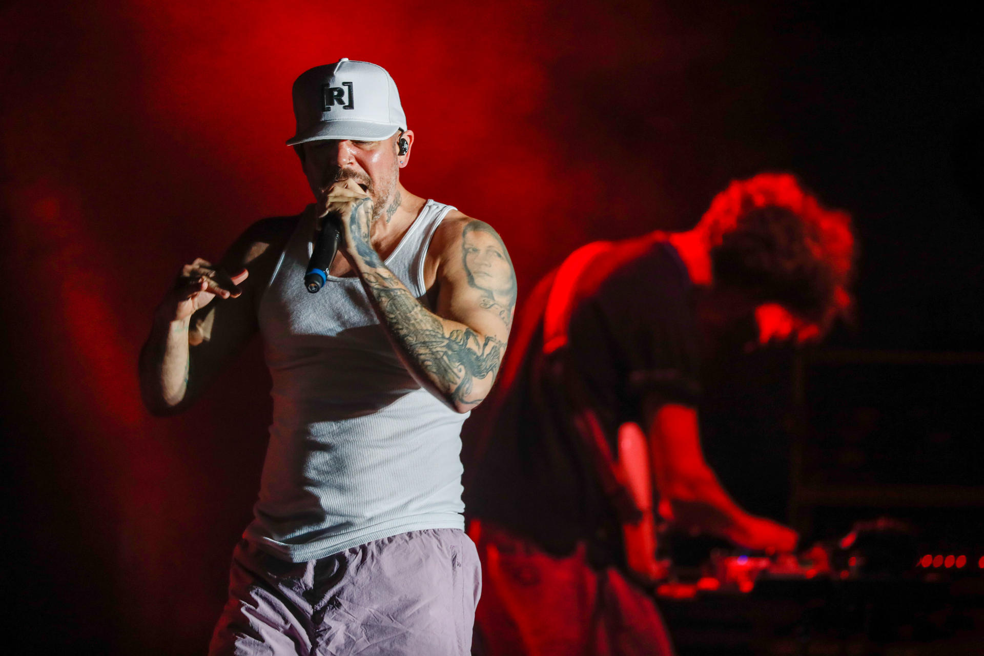 Residente anuncia un nuevo álbum con un original video de terapia