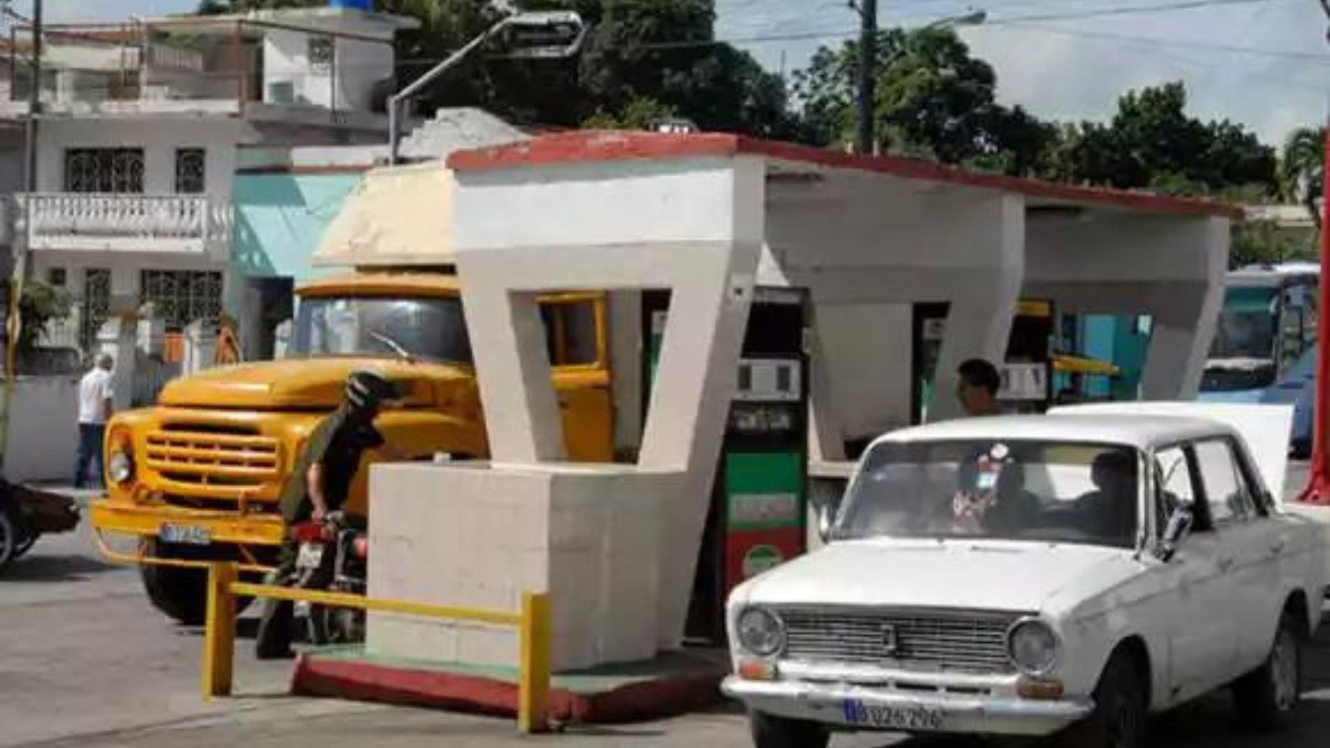 Restringen venta de combustible en servicentros de Villa Clara