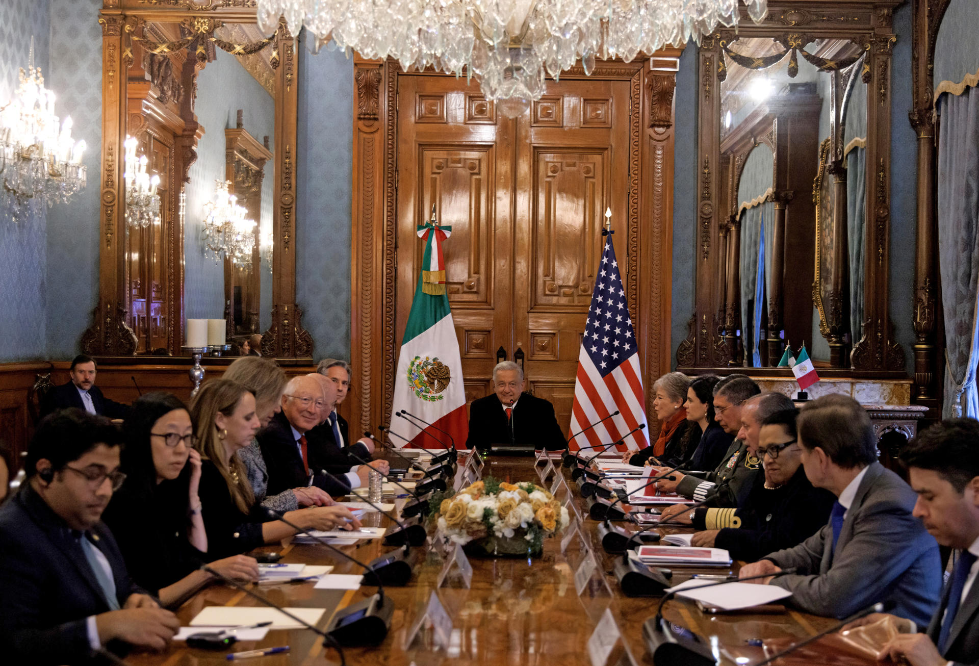 Reunión urgente entre EEUU y México ante caos causado por inmigrantes ilegales en la frontera