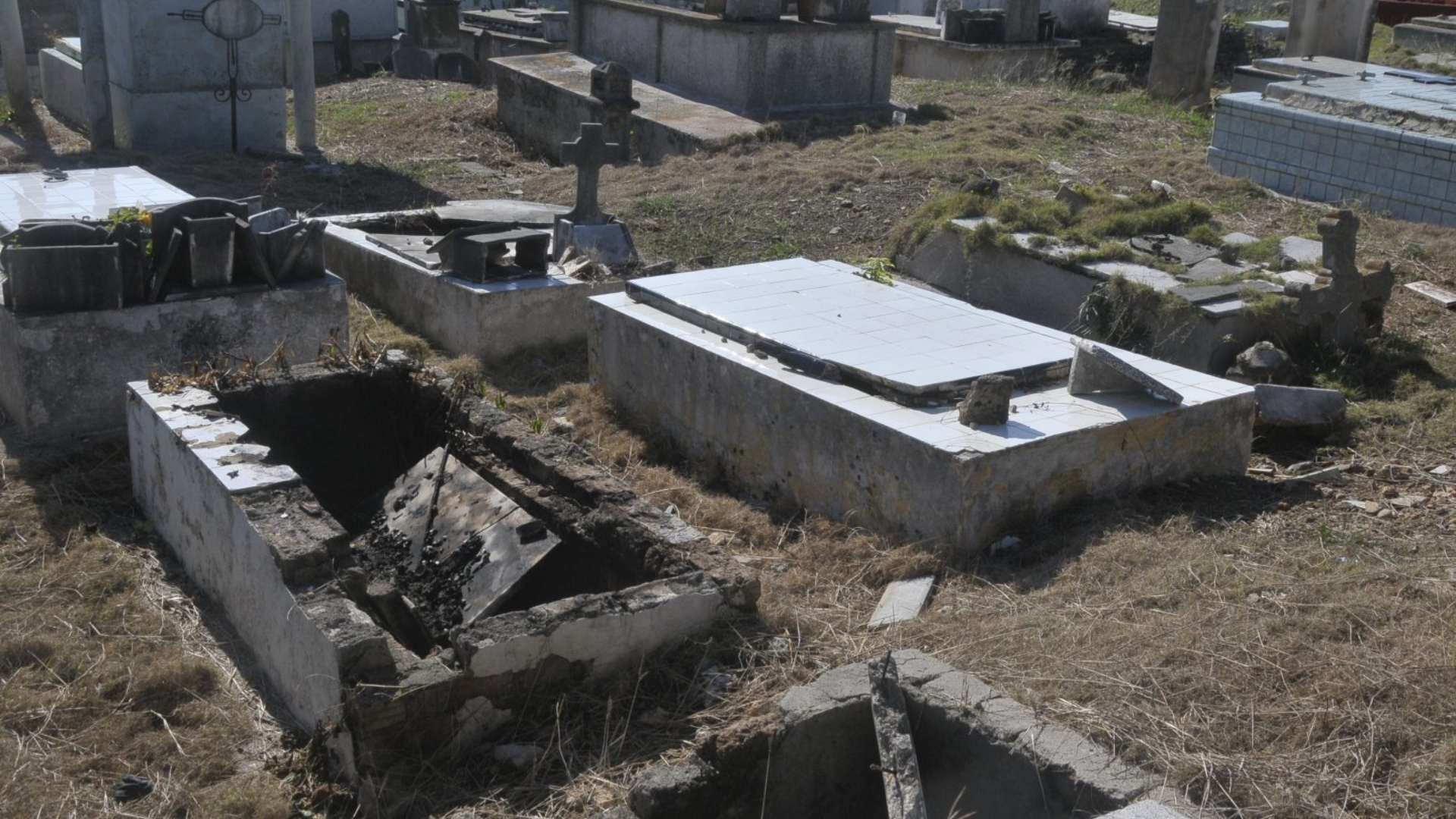 Roban restos humanos y profanan tumbas en Cementerio de Matanzas