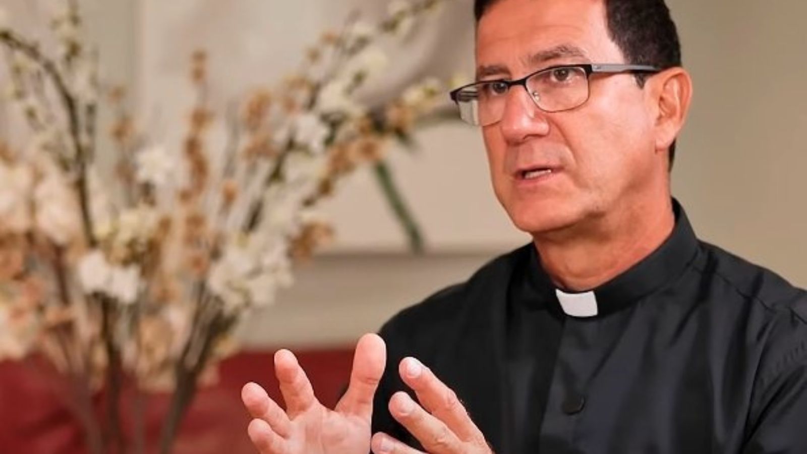 Sacerdote Alberto Reyes cuestiona silencio del régimen y autoridades eclesiales sobre las excarcelaciones