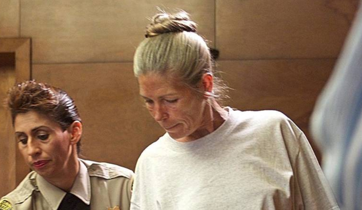 Sale de prisión Leslie Van Houten, asesina de la secta de Charles Manson