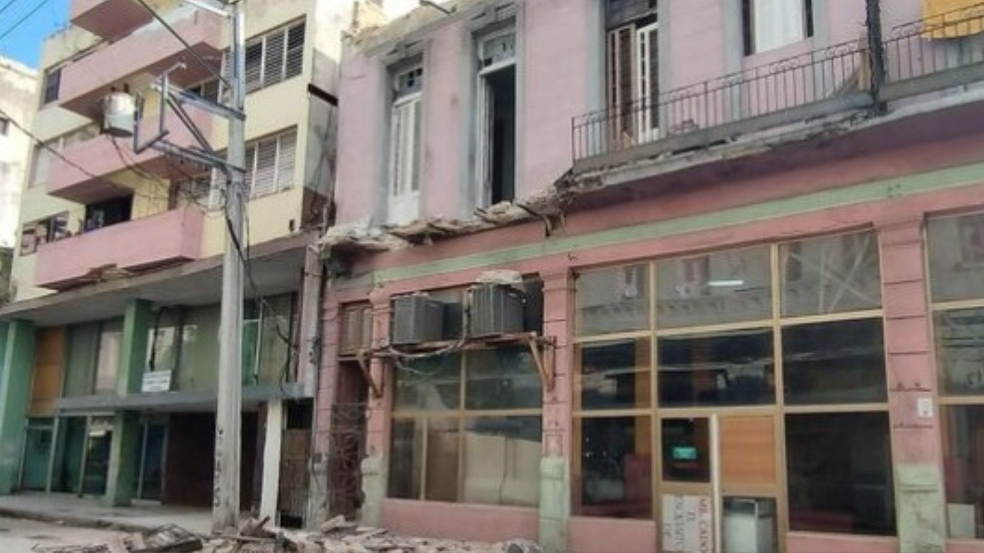 Se derrumba un balcón en la calle Neptuno, en La Habana