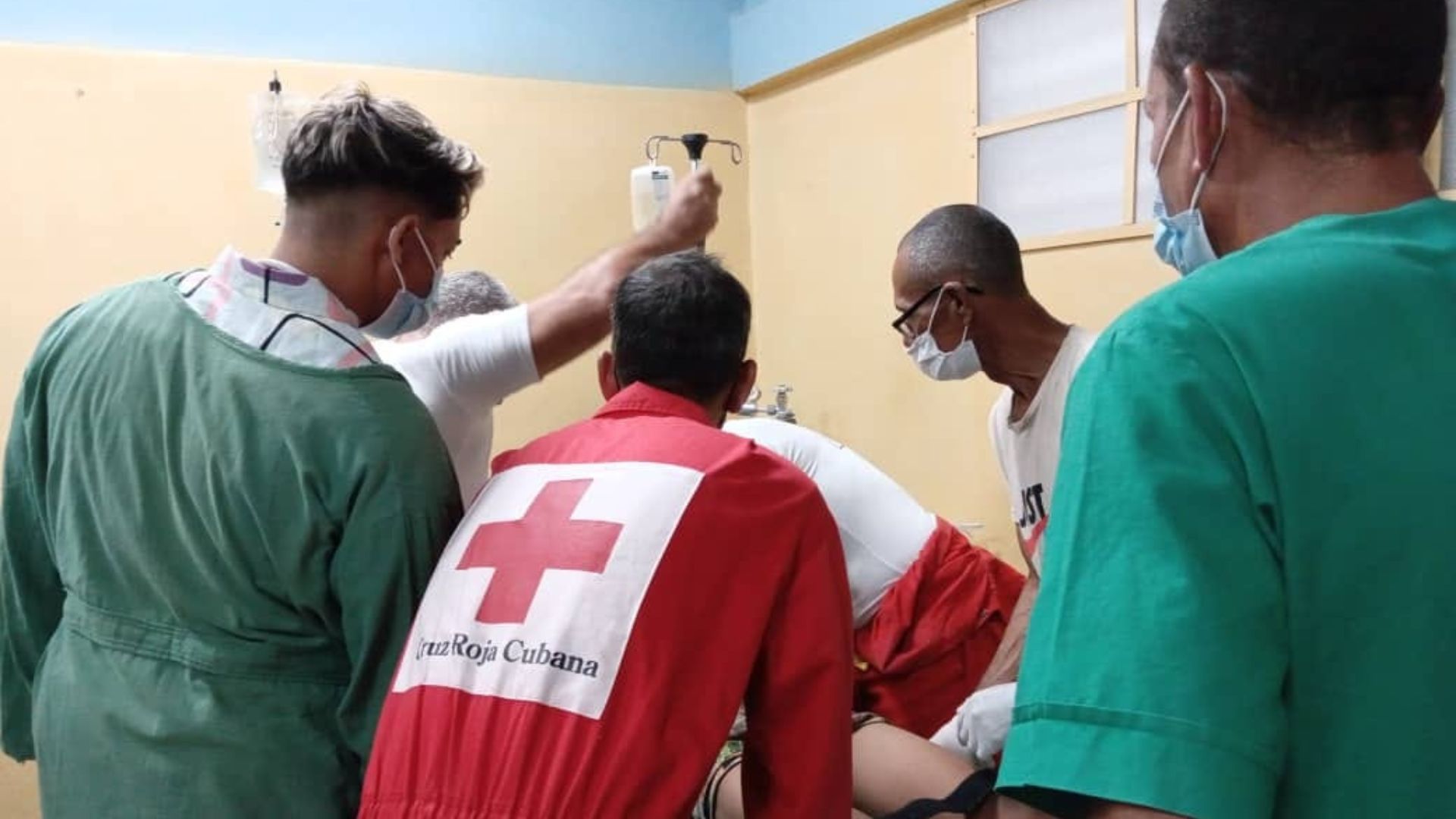 Seis personas hospitalizadas tras accidente masivo en Imías