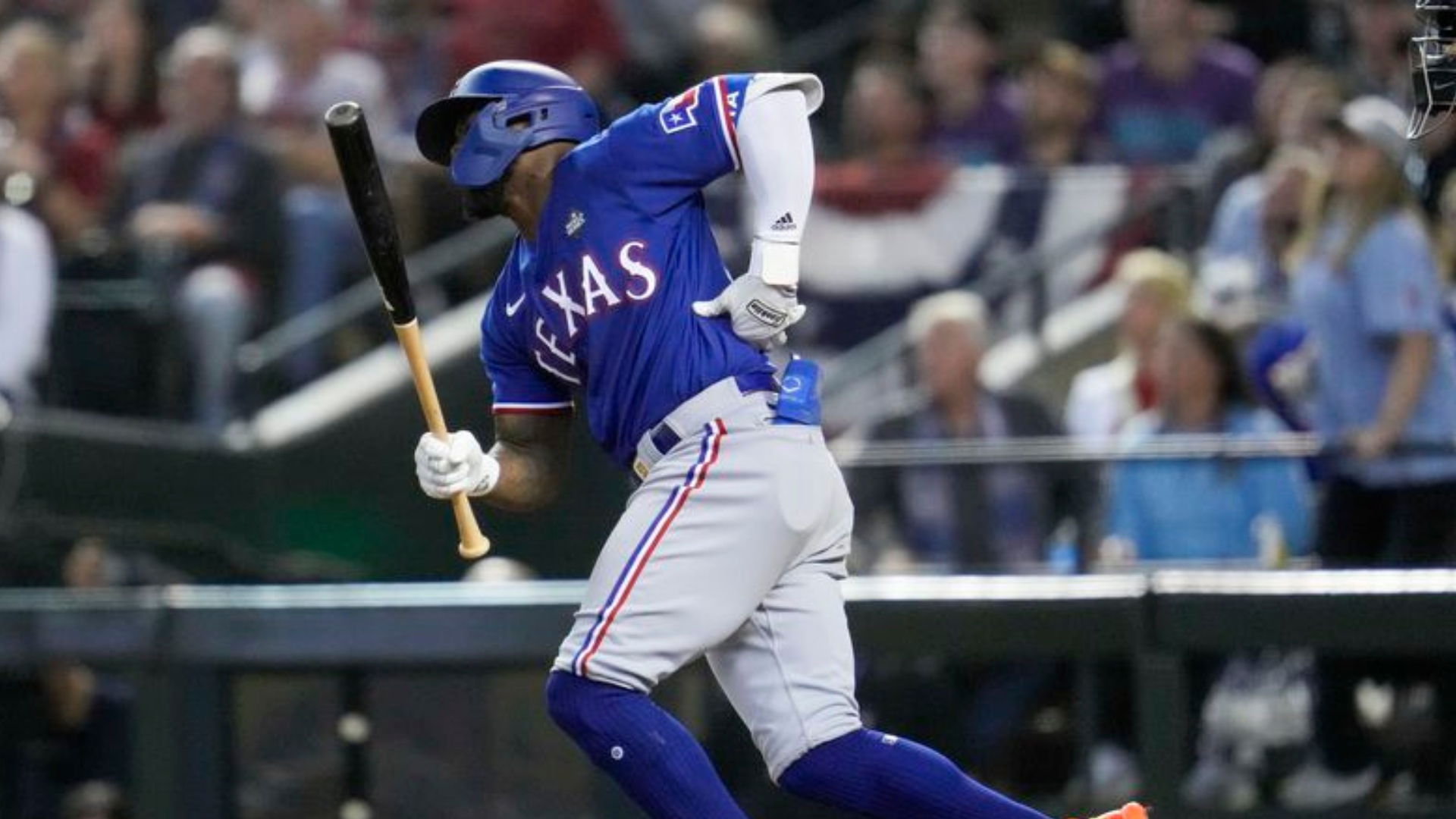 Serie Mundial: Rangers se van arriba, pero preocupa lesión del cubano Adolis García
