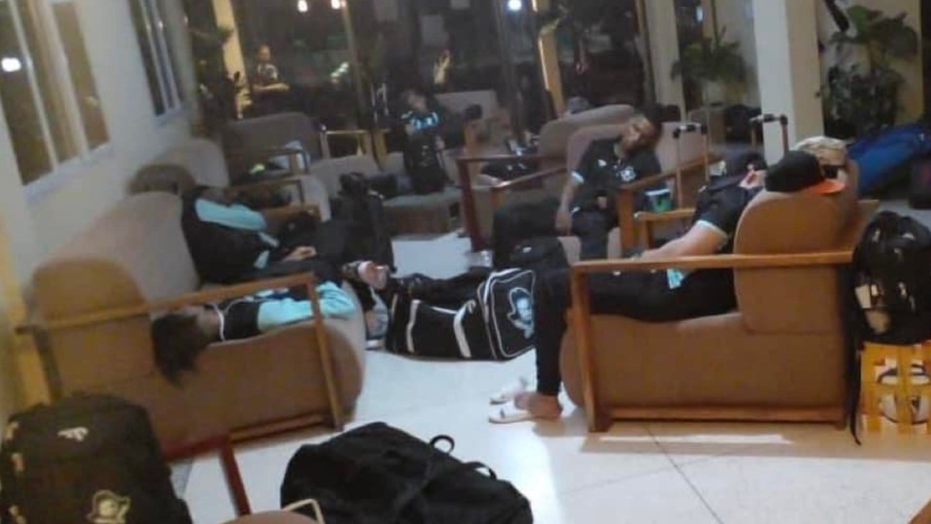 Serie Nacional: peloteros cubanos duermen en el lobby de un hotel