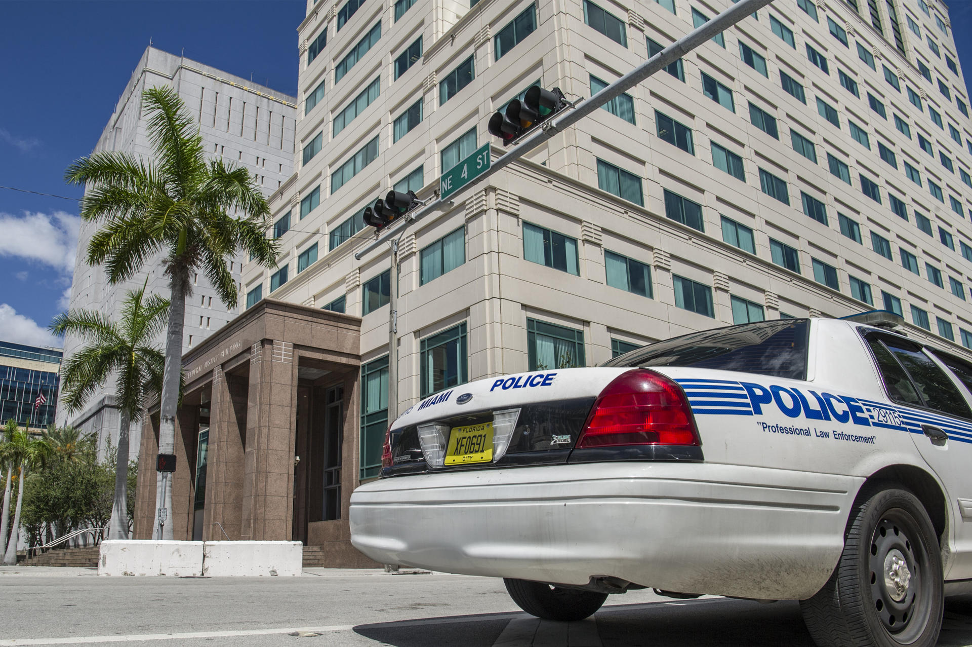 Sigue búsqueda en Florida de joven "armado y peligroso" luego de 3 asesinatos