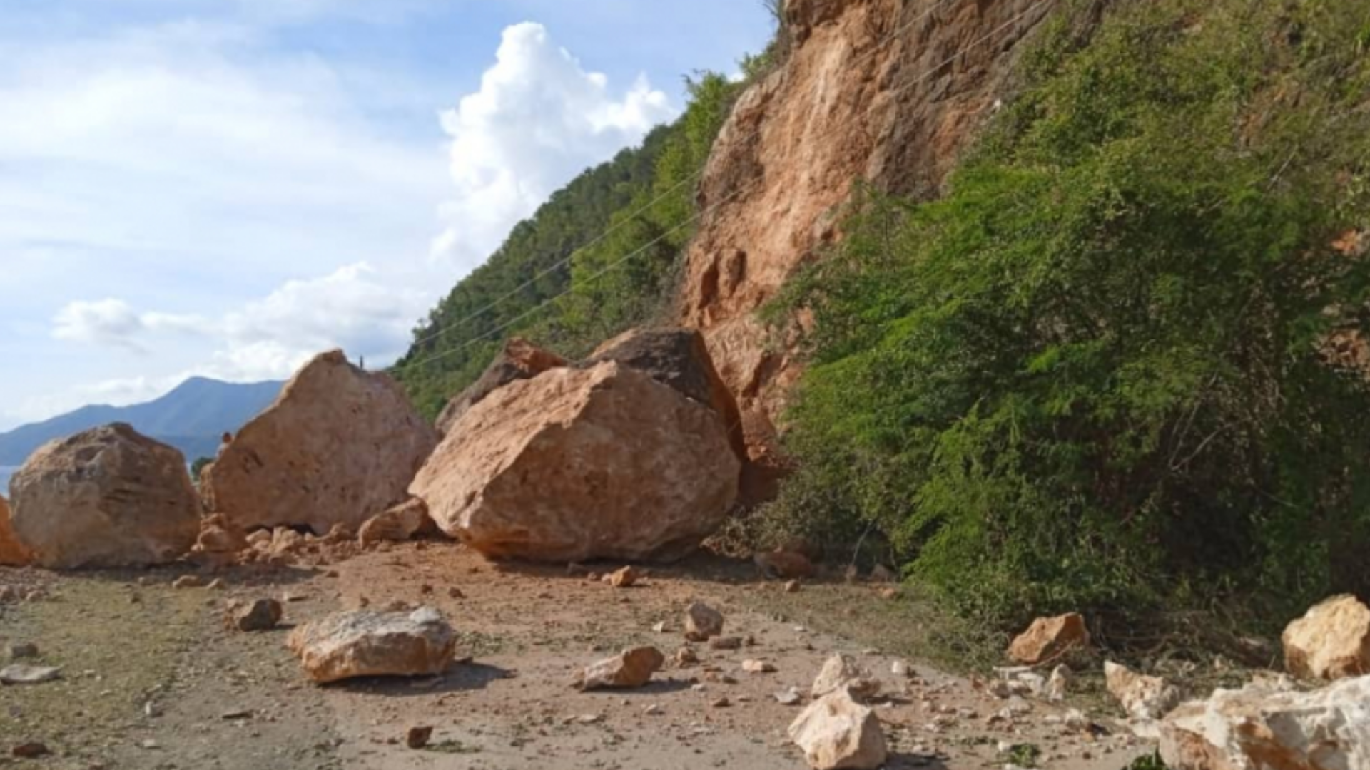 Sismo deja afectaciones en viviendas y carreteras en Oriente cubano