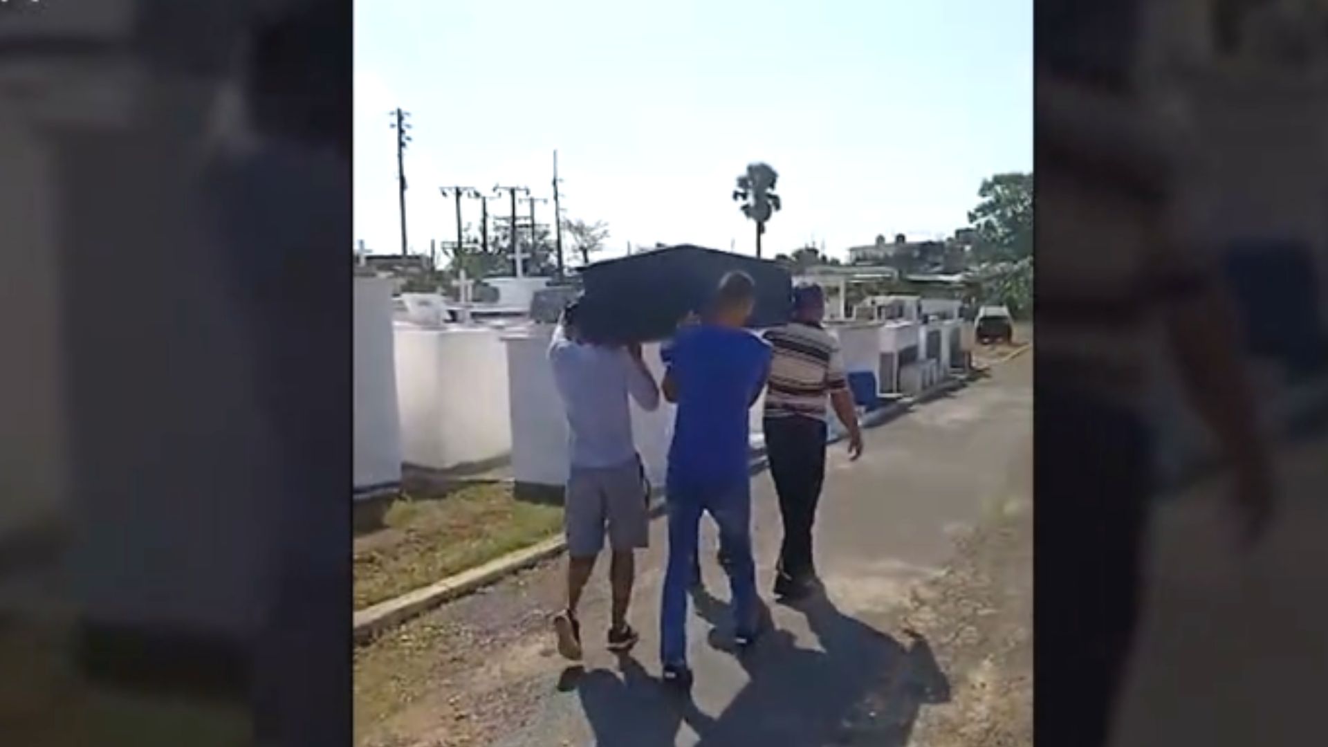 ¡Sobre los hombros! Sin carro fúnebre para llevar fallecidos en Consolación del Sur