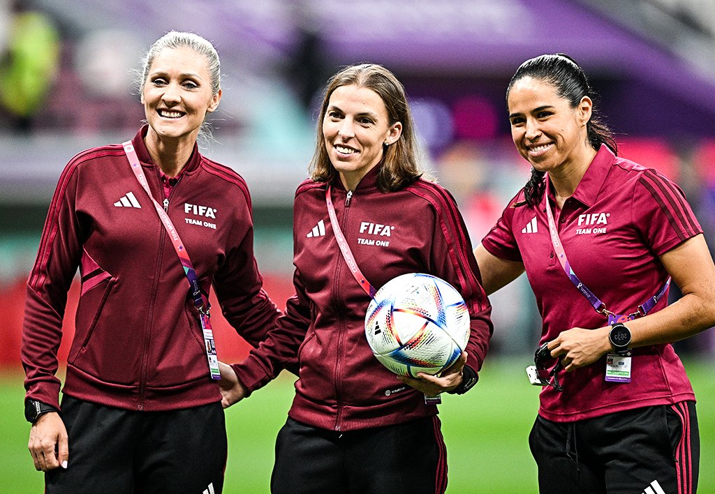 Stéphanie Frappart hace historia al ser la primera mujer que arbitra en la Copa del Mundo