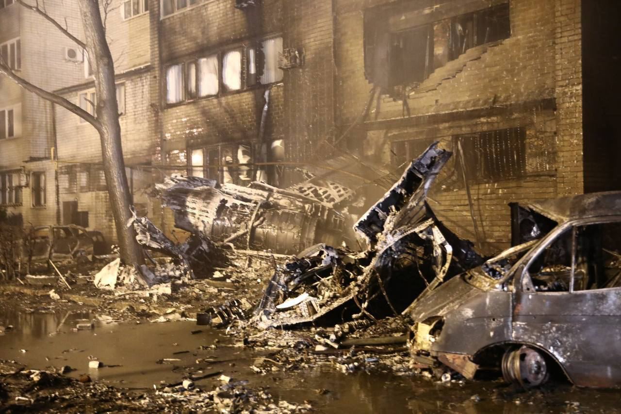 Suman 15 muertos tras choque de avión militar ruso contra edificio residencial