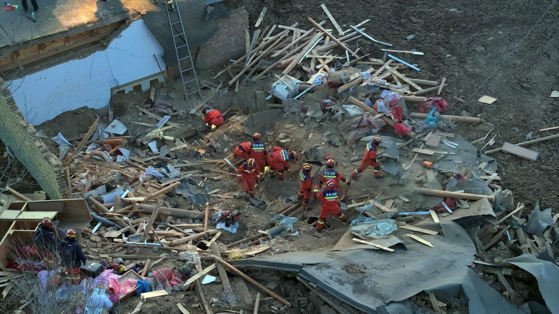 Terremoto al noroeste de China deja al menos 127 muertos 