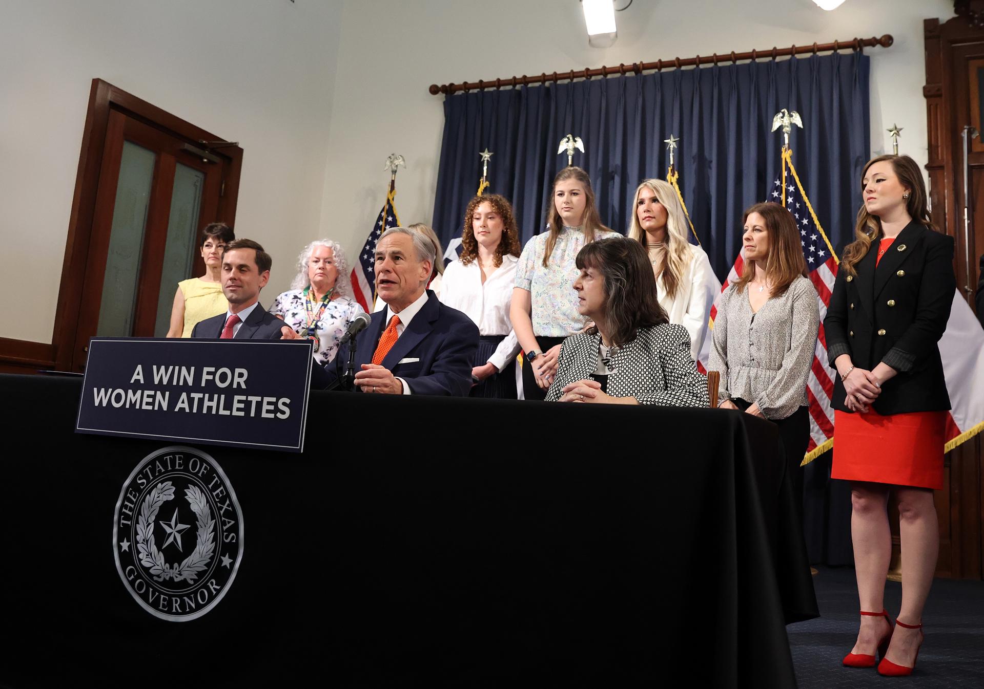 Texas prohíbe a universitarios trans participar en deportes de mujeres