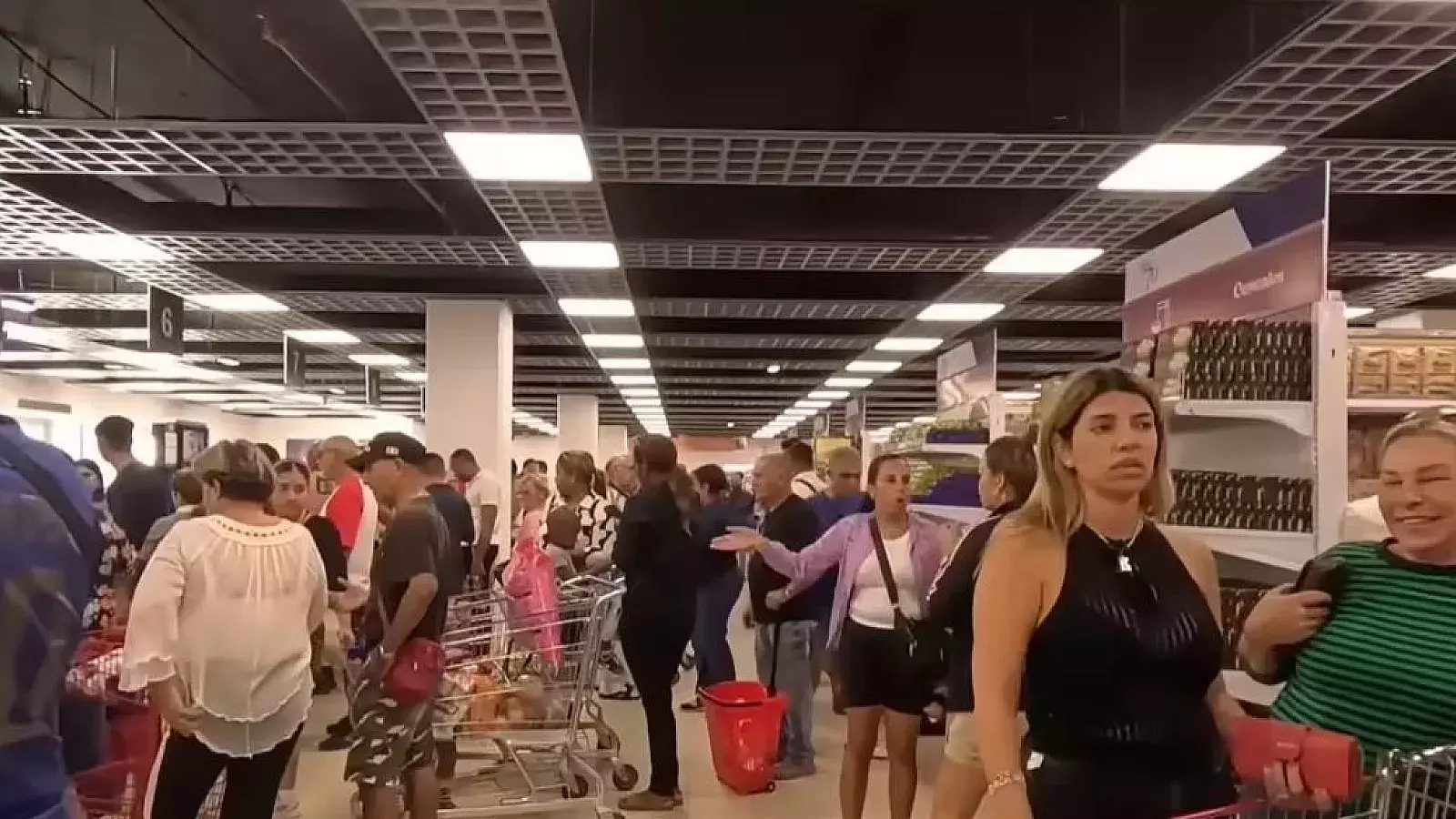 Tiendas en dólares, una medida del régimen "en beneficio" del pueblo