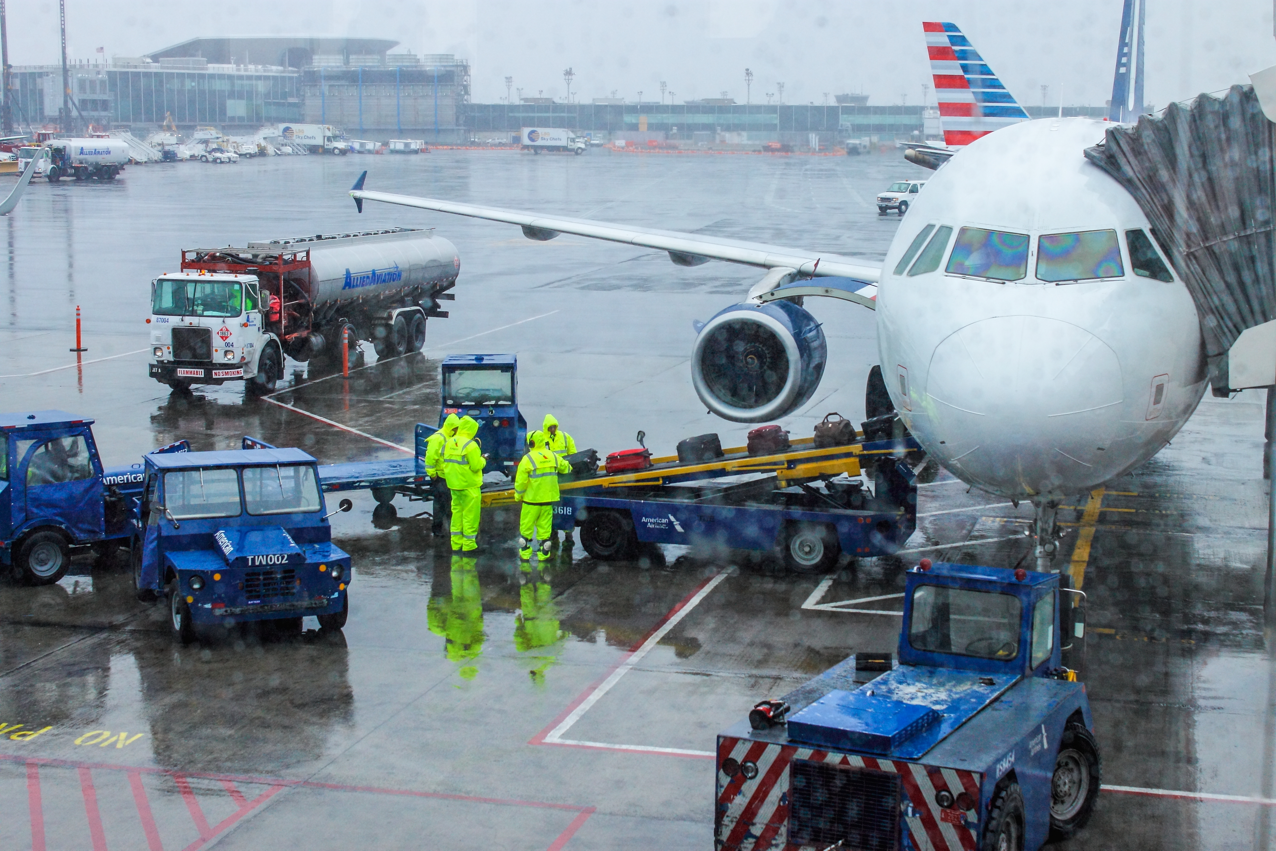 Tormentas en Miami-Dade provocan más de 400 afectaciones en aeropuertos del sur de Florida