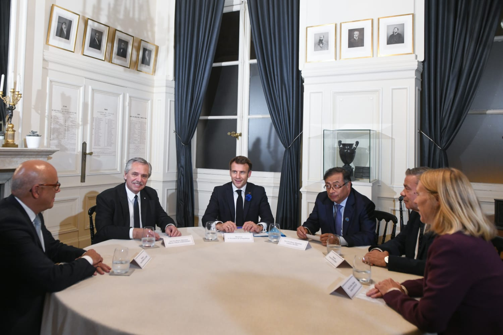 Tras reunirse en París, régimen y oposición venezolanos no definen fecha para reanudar diálogos