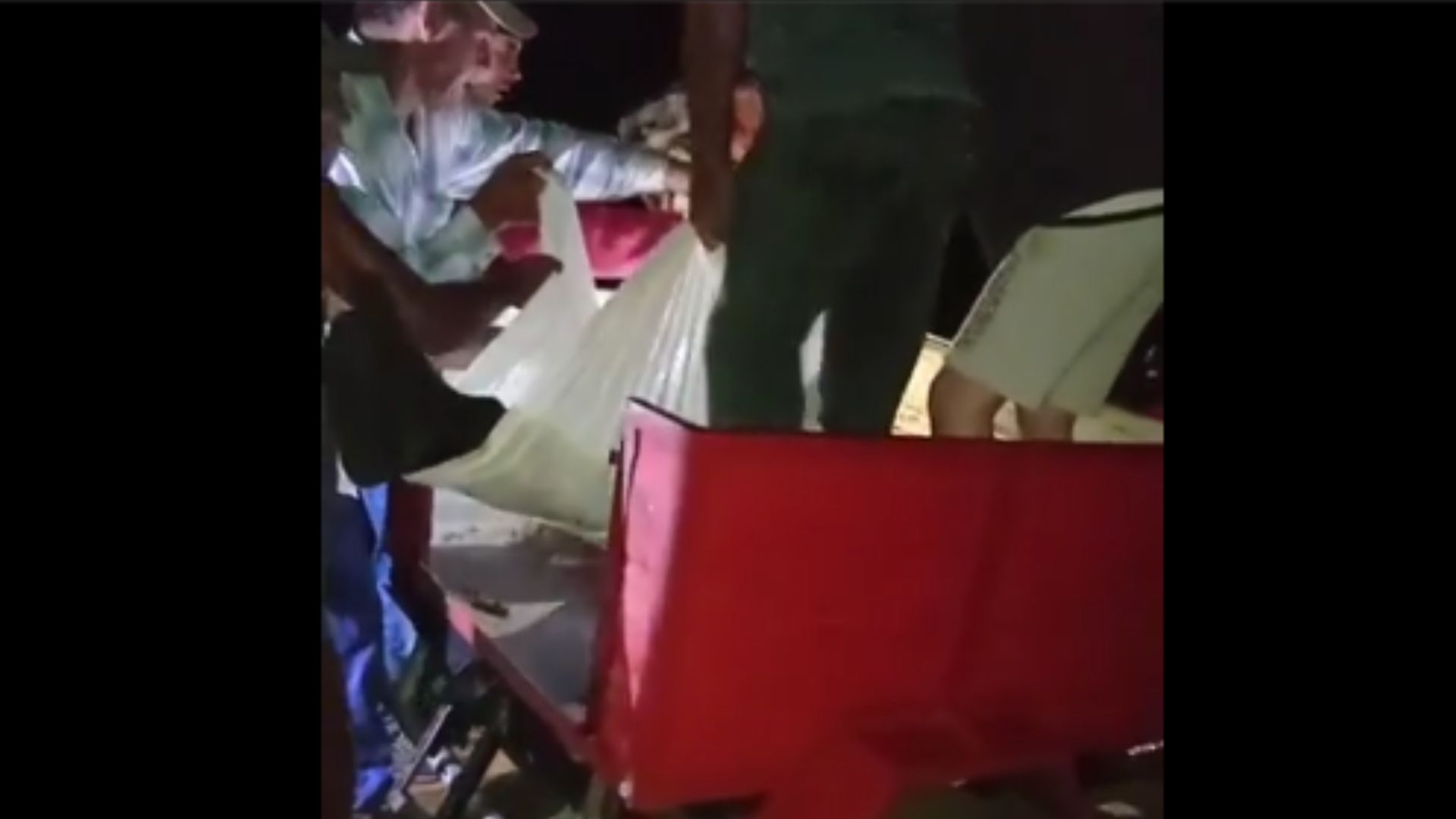 Trasladan cadáver de joven cubano en sábana por falta de carro fúnebre