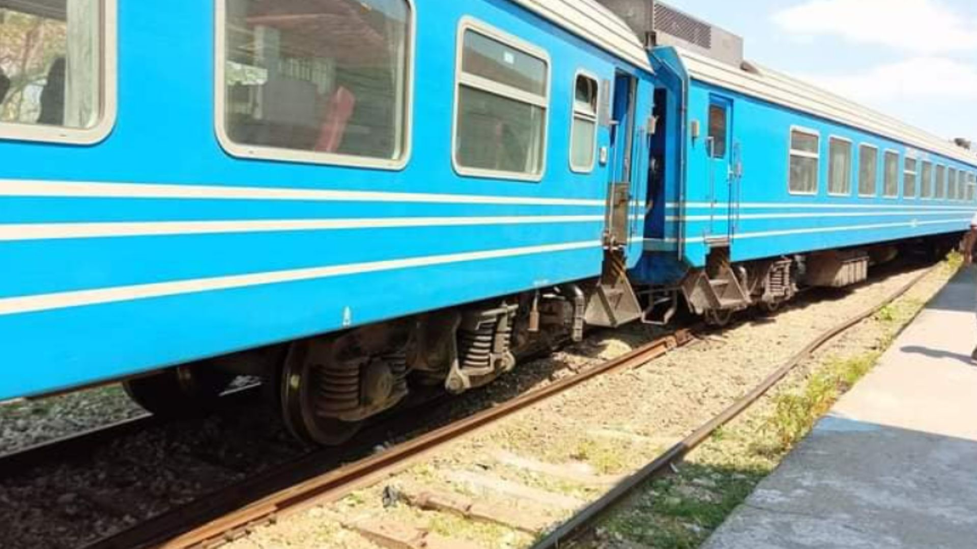  Tren de ruta Manzanillo-Bayamo-Habana se descarrilla
