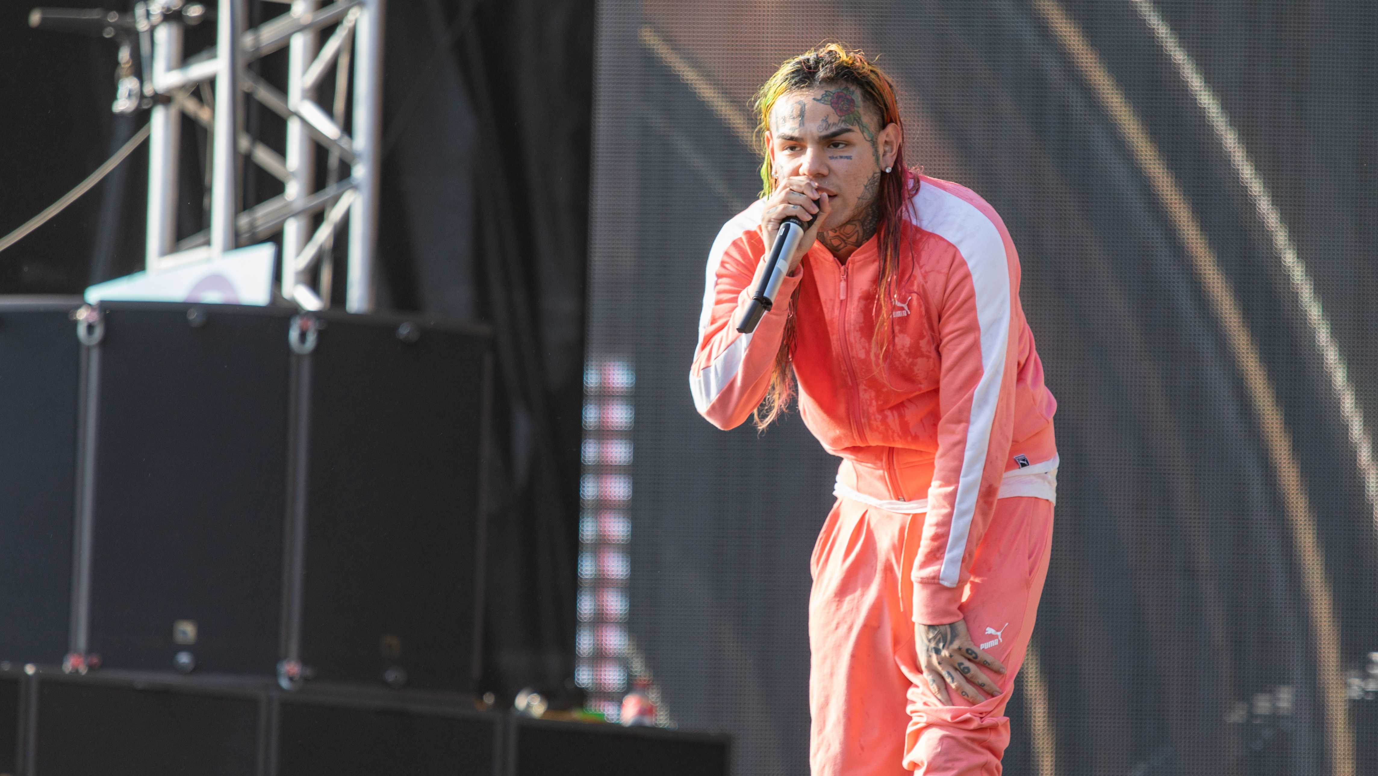 Tumultos y operativo policial: Reportan que rapero Tekashi 6ix9ine lanzó dinero desde su hotel en La Habana