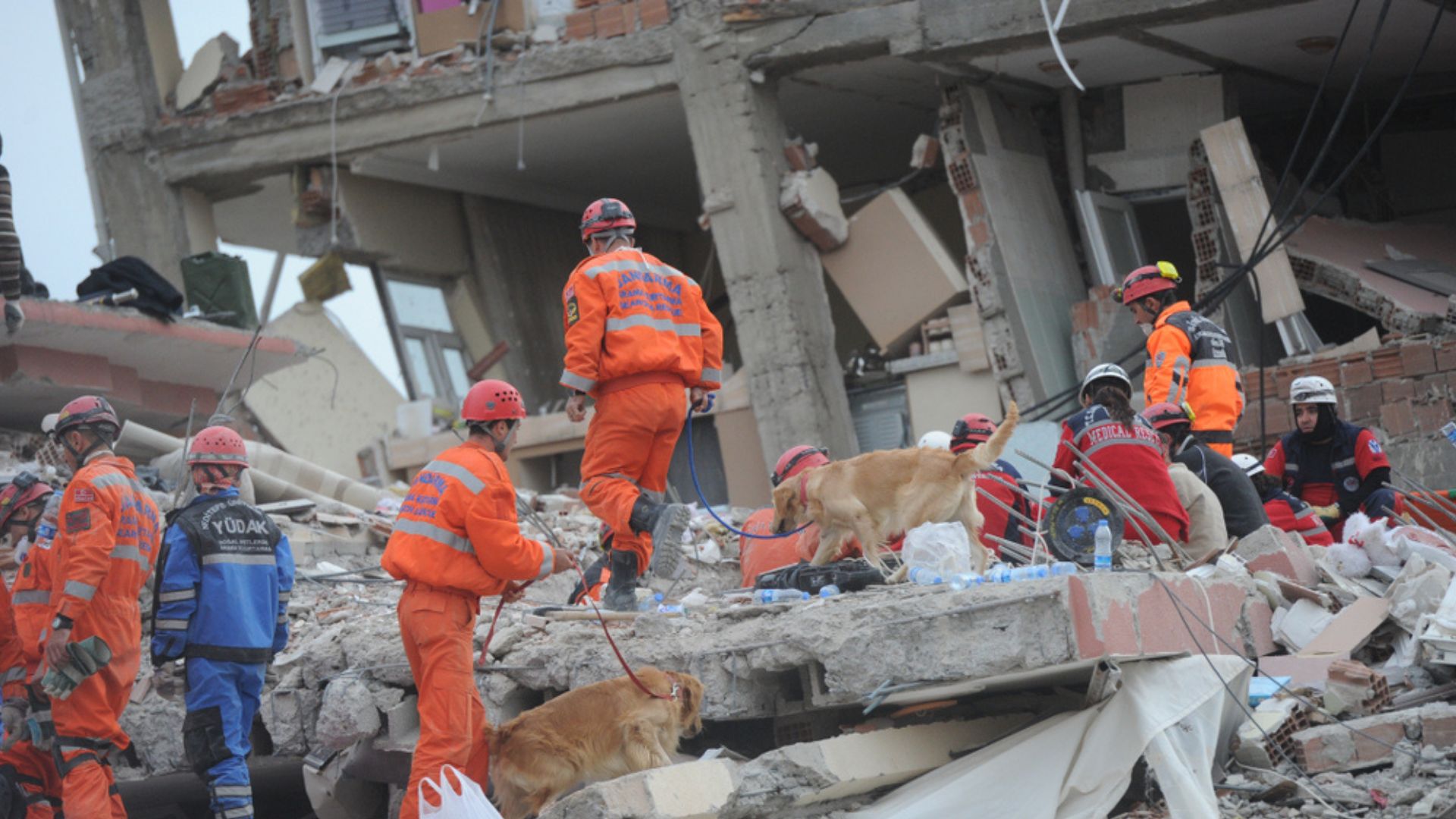 Turquía arresta a constructores de edificios cuando las muertes por los terremotos superan los 33.000