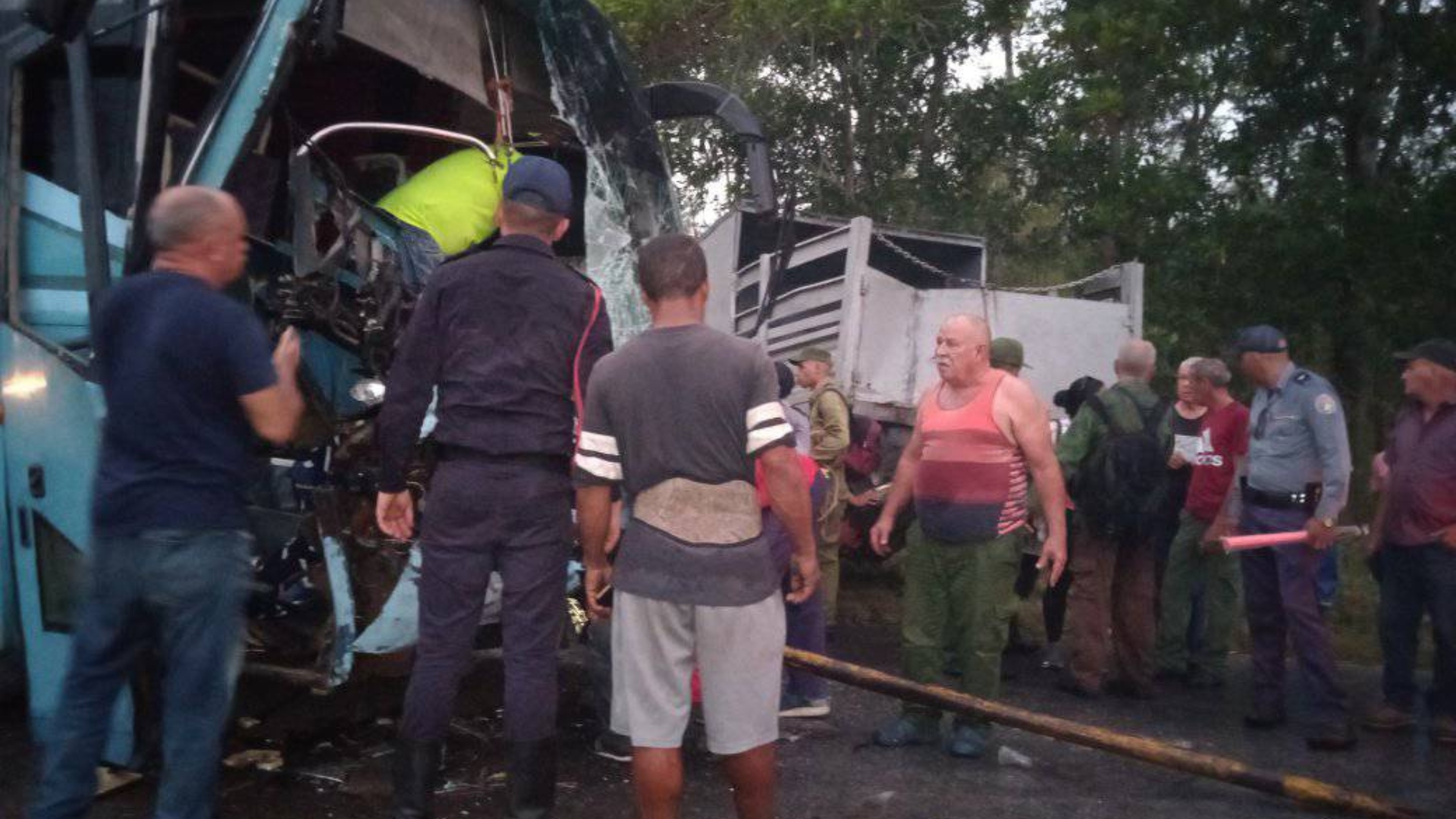 Un fallecido y una decena de heridos tras accidente masivo en carretera Manicaragua-Santa Clara 