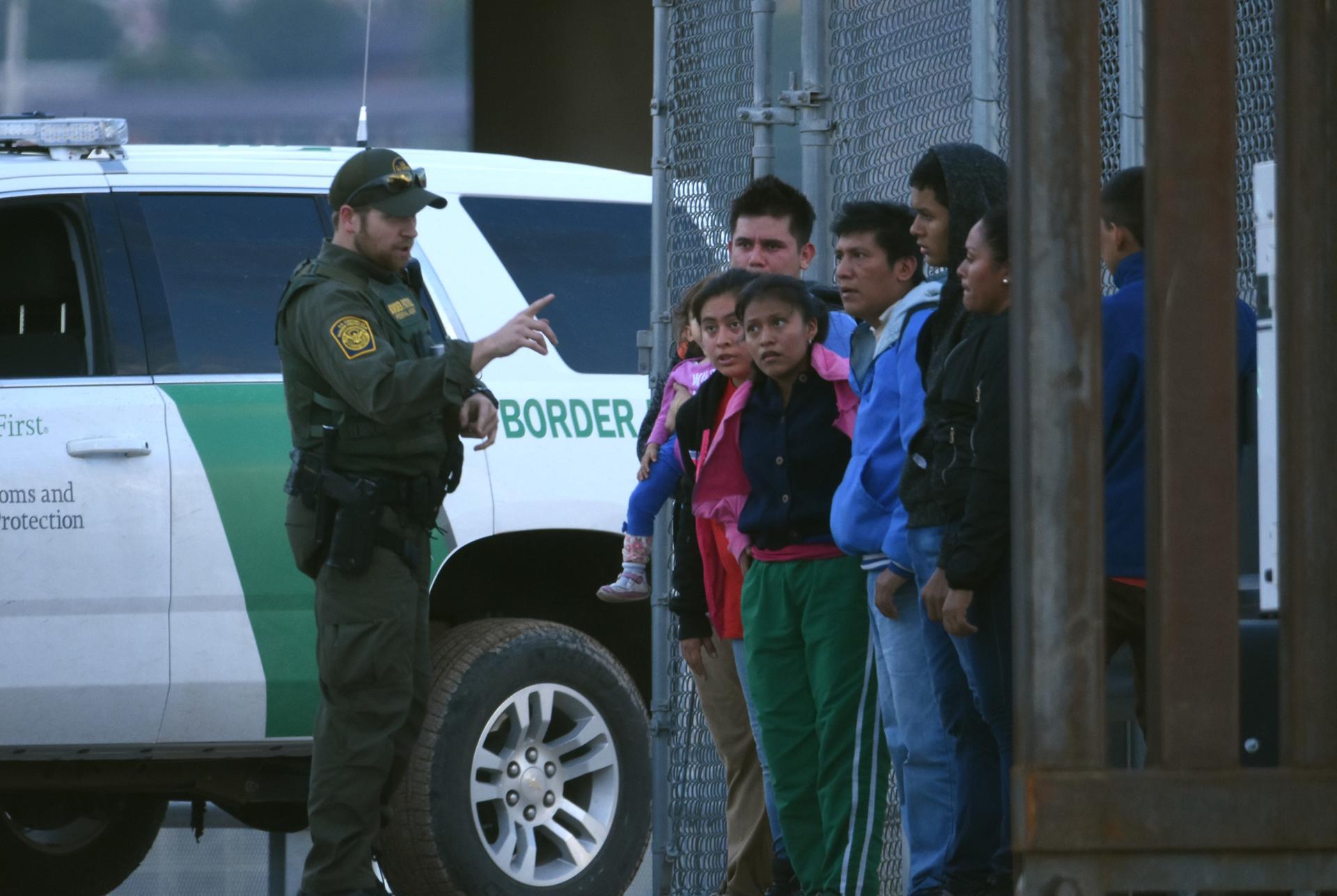 Unos 25.000 migrantes están en centros de detención en Estados Unidos