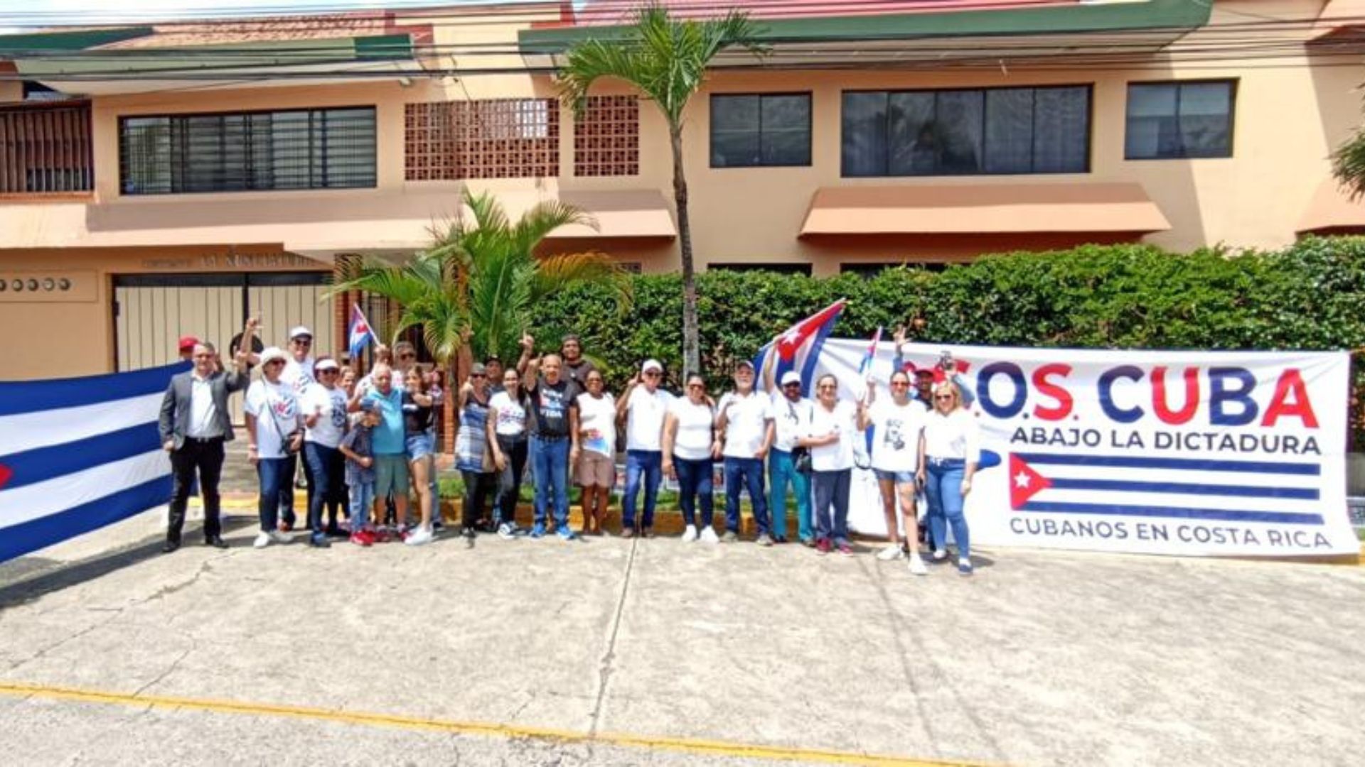 "Van a caer": cubanos protestan en la embajada de la dictadura en Costa Rica
