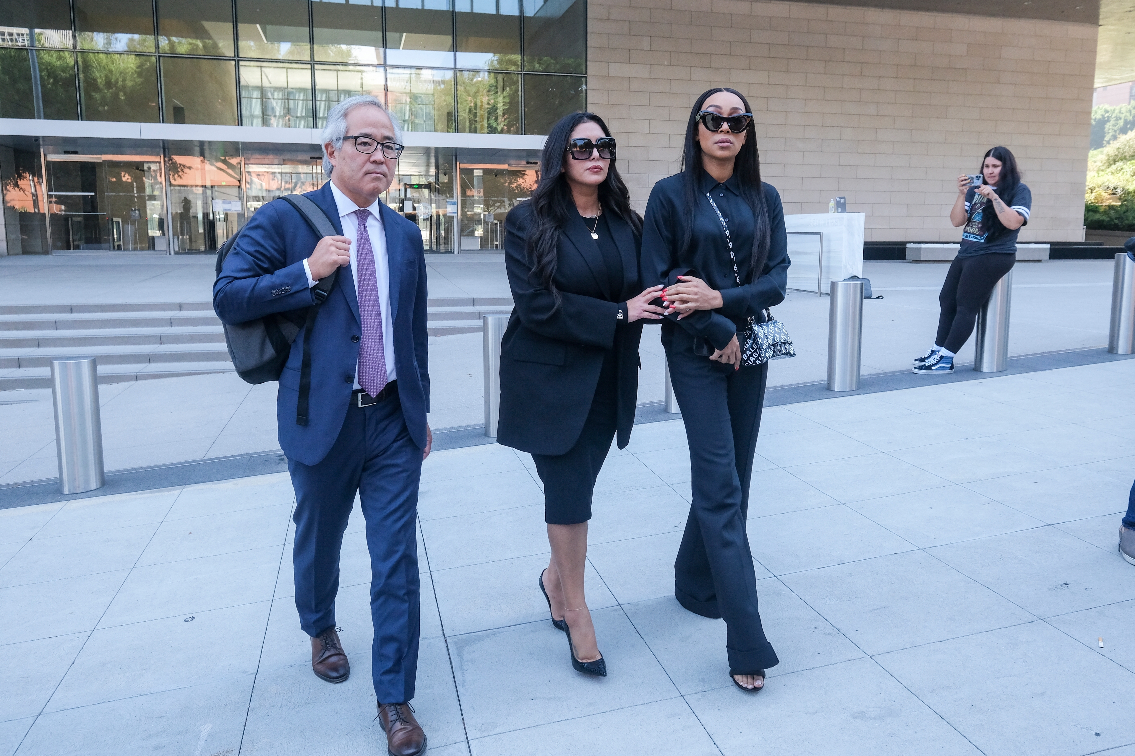 Vanessa Bryant llega a acuerdo de casi $30 millones con Los Ángeles por fotos del cadáver de Kobe