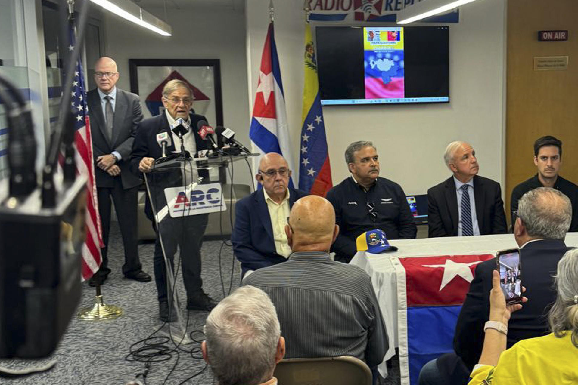 Venezolanos en Miami reclaman el reconocimiento de la victoria de la oposición ante Maduro
