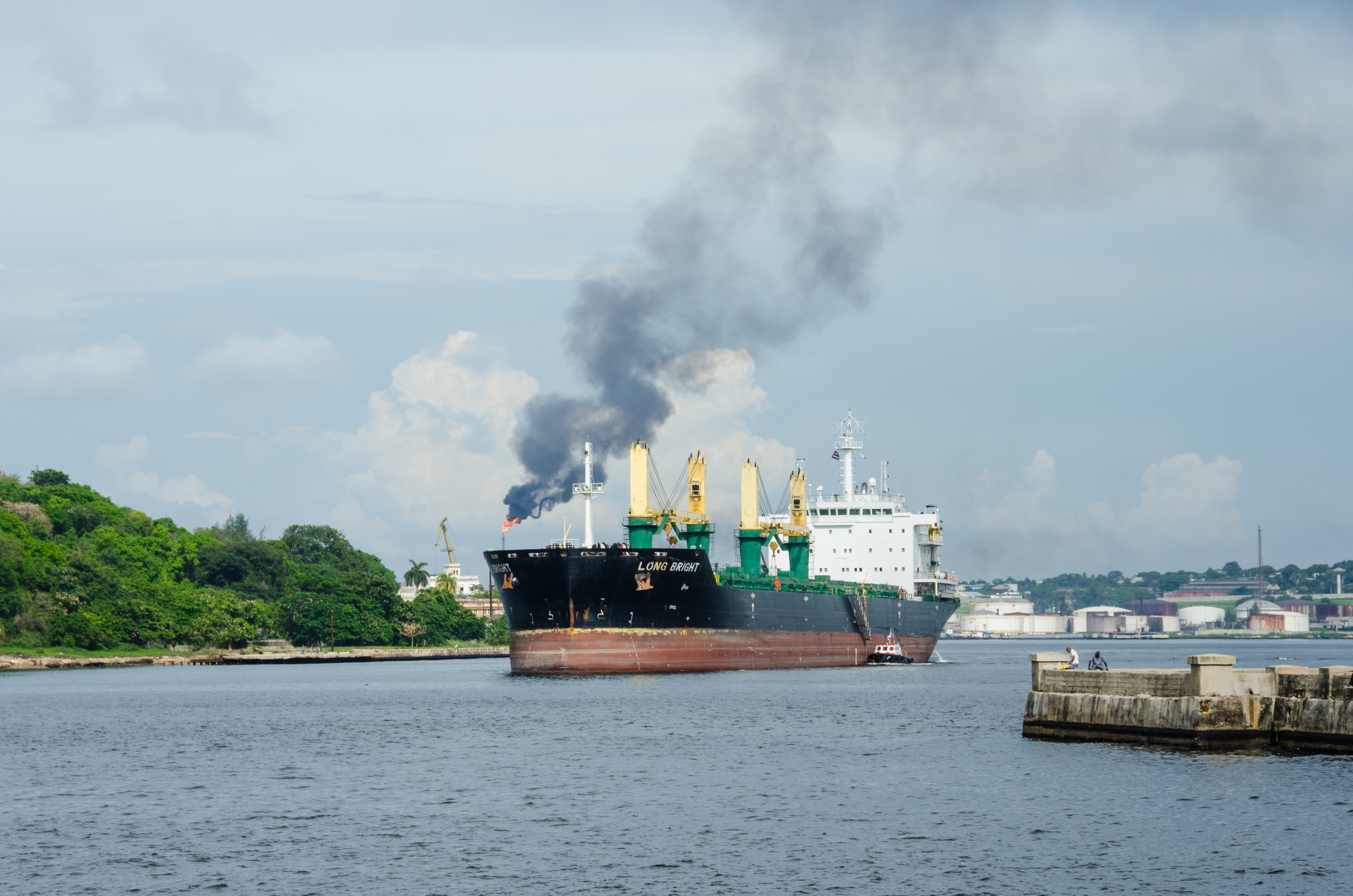 Venezuela usa una “flota oscura” y señales de ubicación falsas para enviar petróleo a Cuba