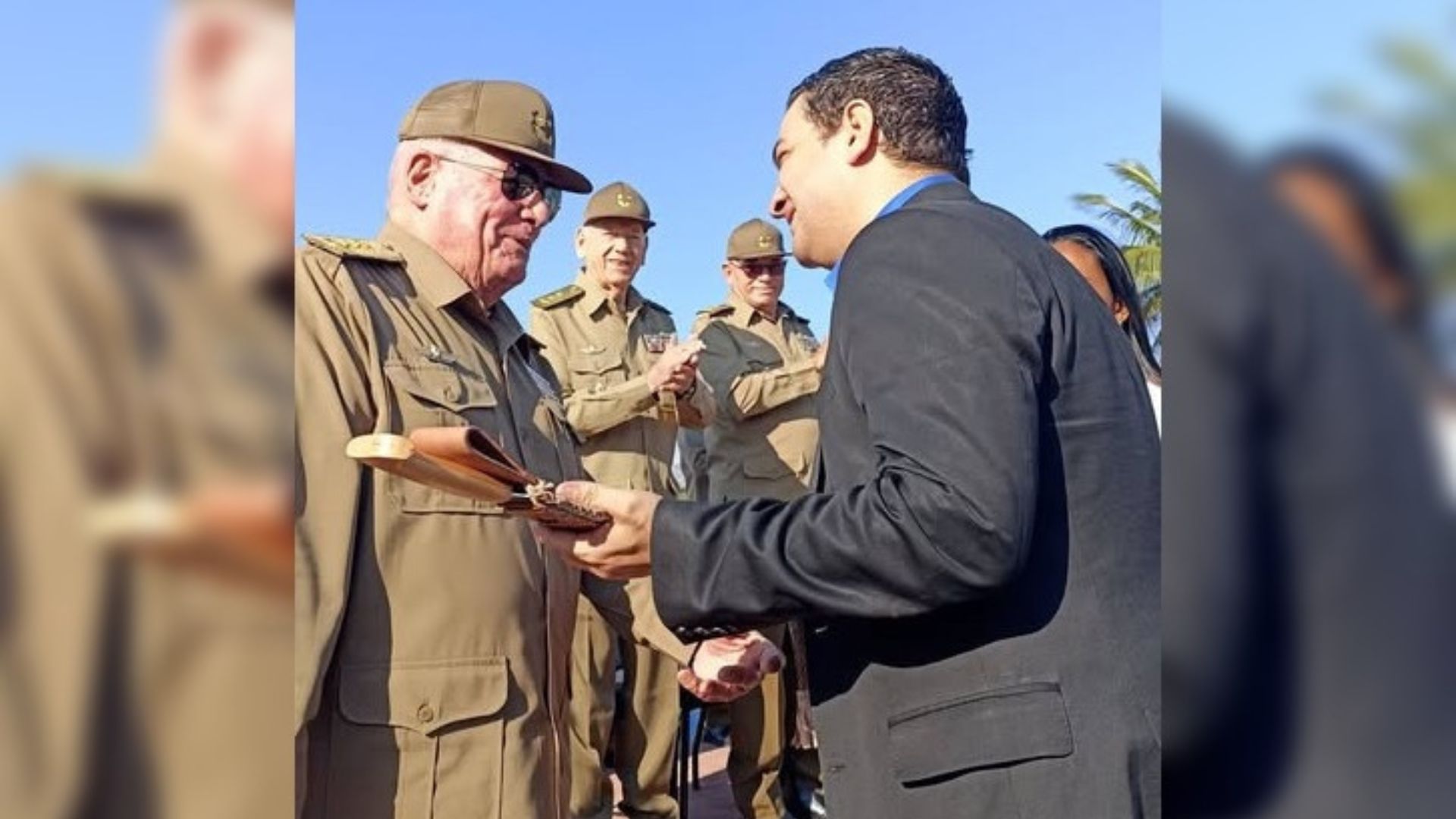 VERGONZOSO: Régimen cubano condecora a su vocero Humberto López