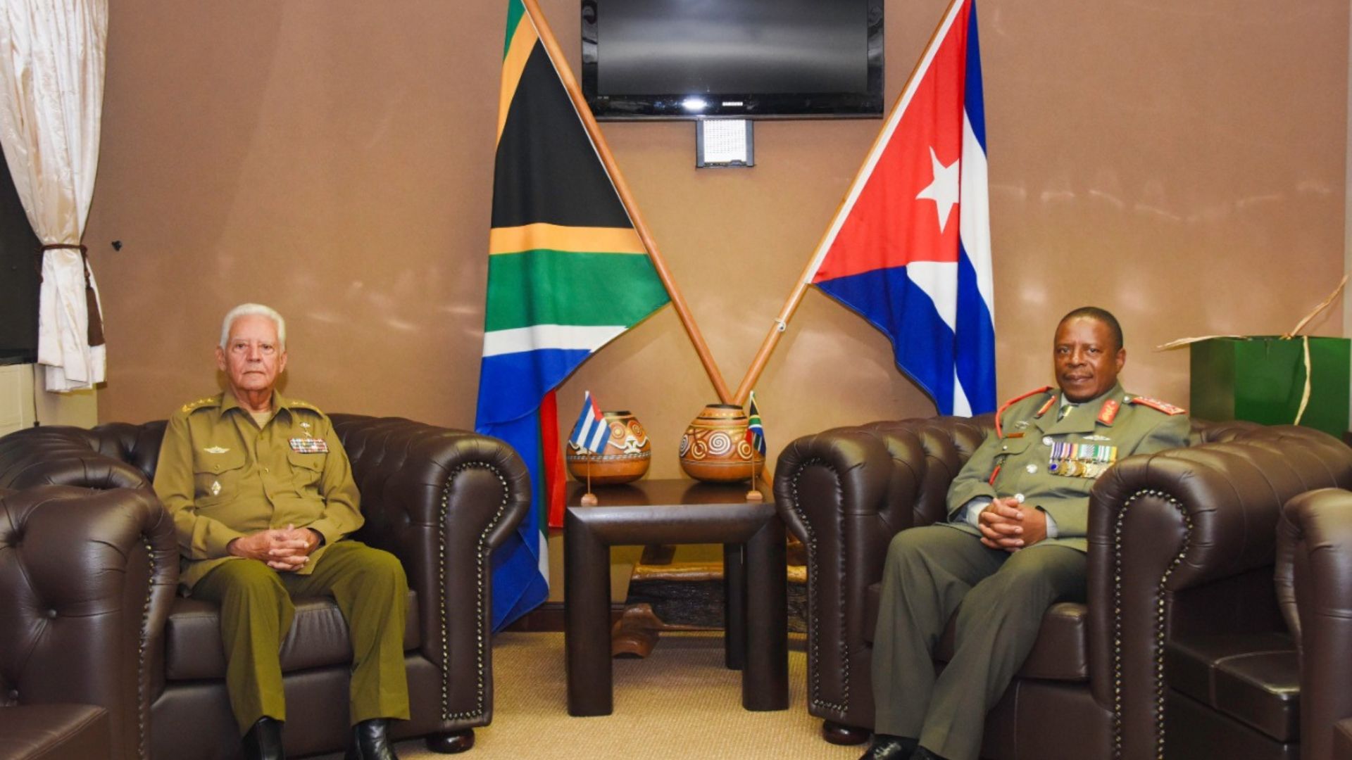 Viceministro del régimen cubano visita Sudáfrica tras polémica por préstamo de $9 millones