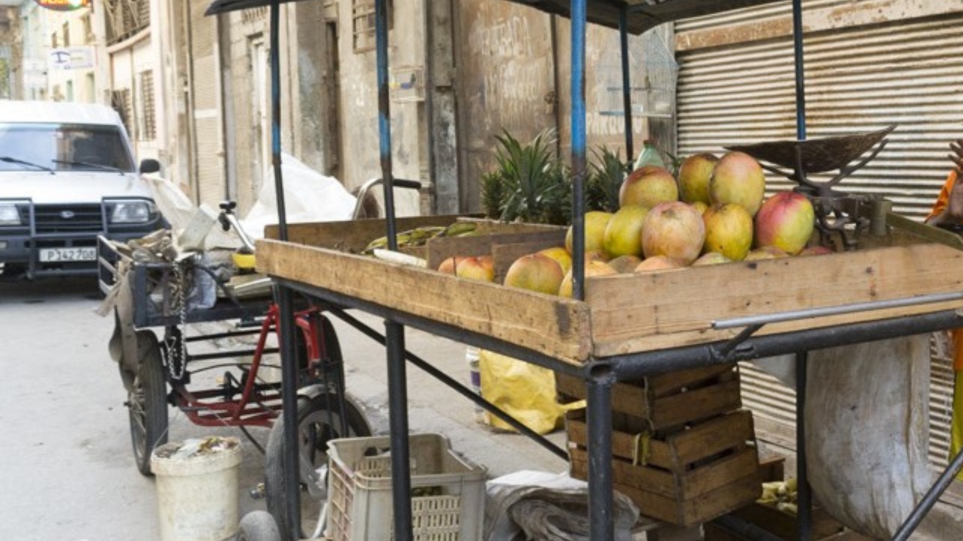 Video: acosan a carretilleros cubanos en las calles