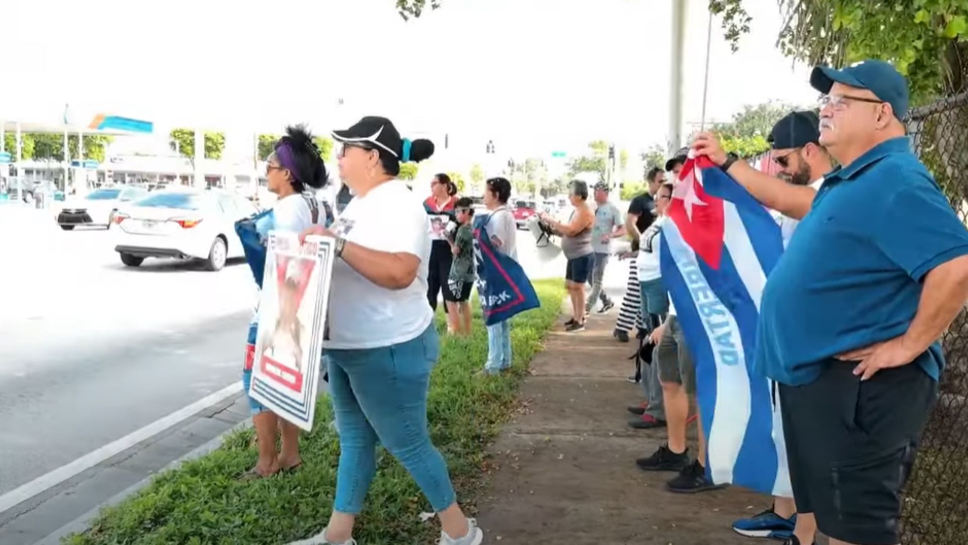 VIDEO: Activistas protestan contra la complicidad de Cubamax con la dictadura cubana