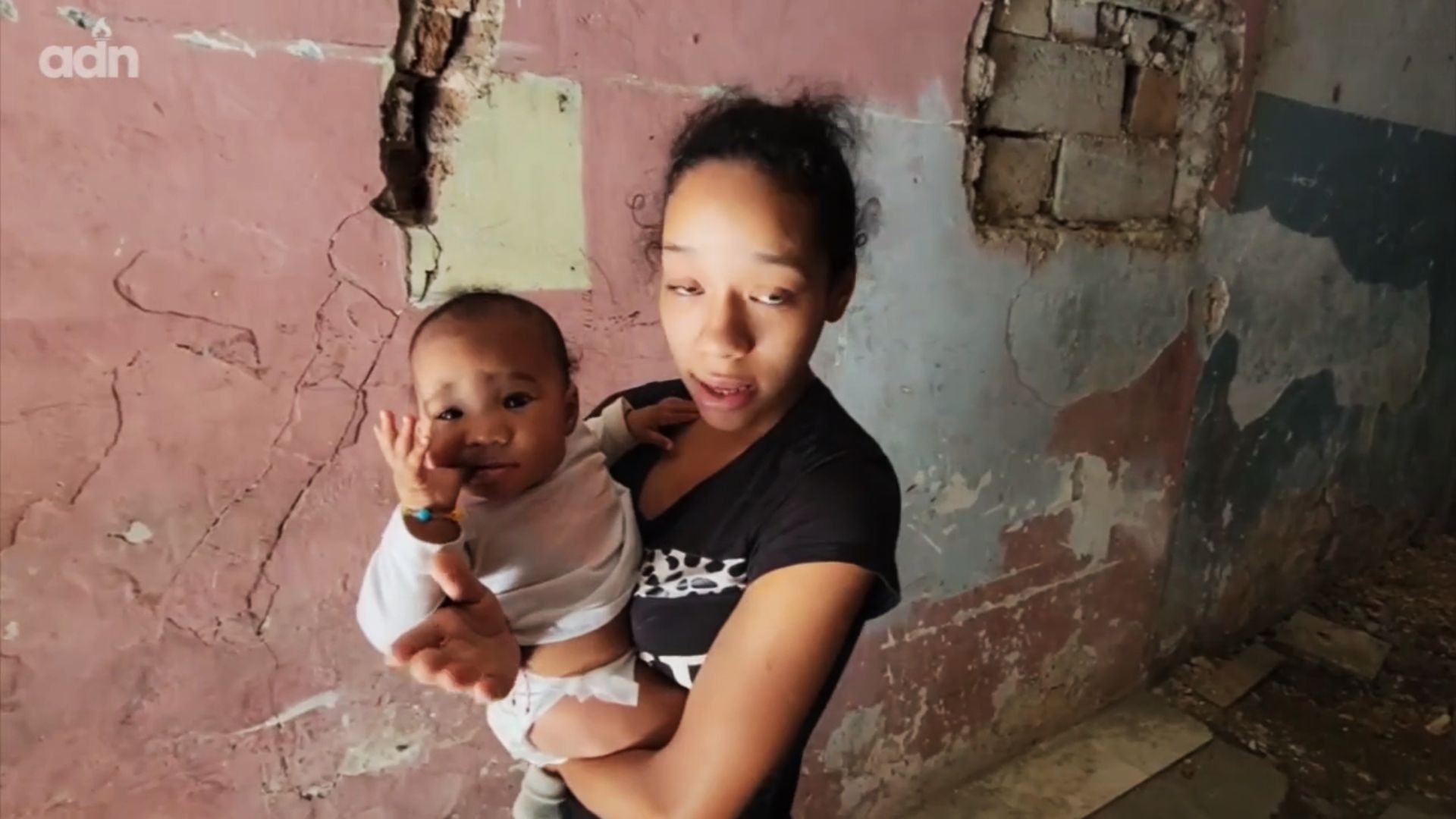 VIDEO: Amenazan con desalojar de local a una madre de 17 años 
